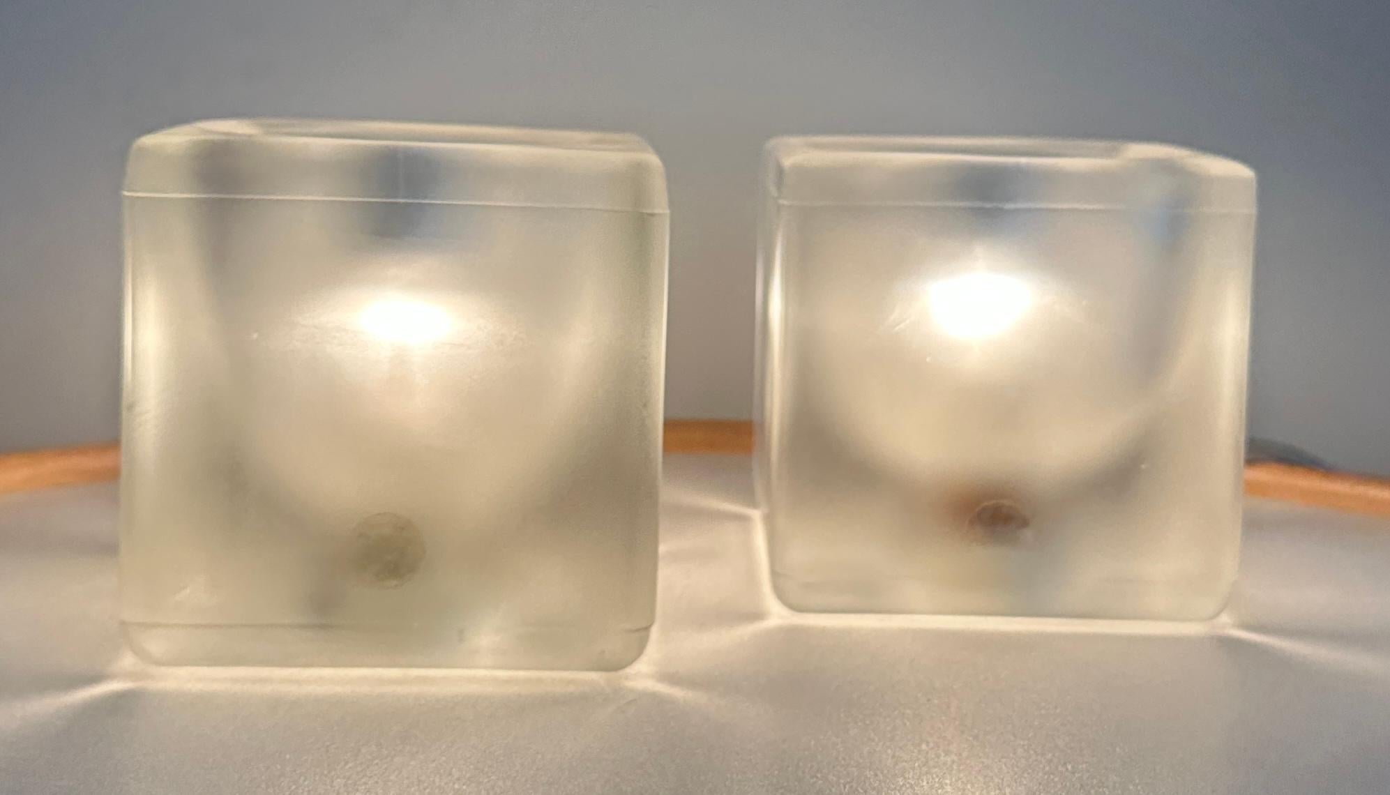 Paire de cubes en verre épais givré Peill et Putzler des années 1970  des lampes de table qui diffusent et reflètent magnifiquement une lumière ambiante chaleureuse. 

Les lampes ont été recâblées à l'aide d'un câble transparent et d'un interrupteur