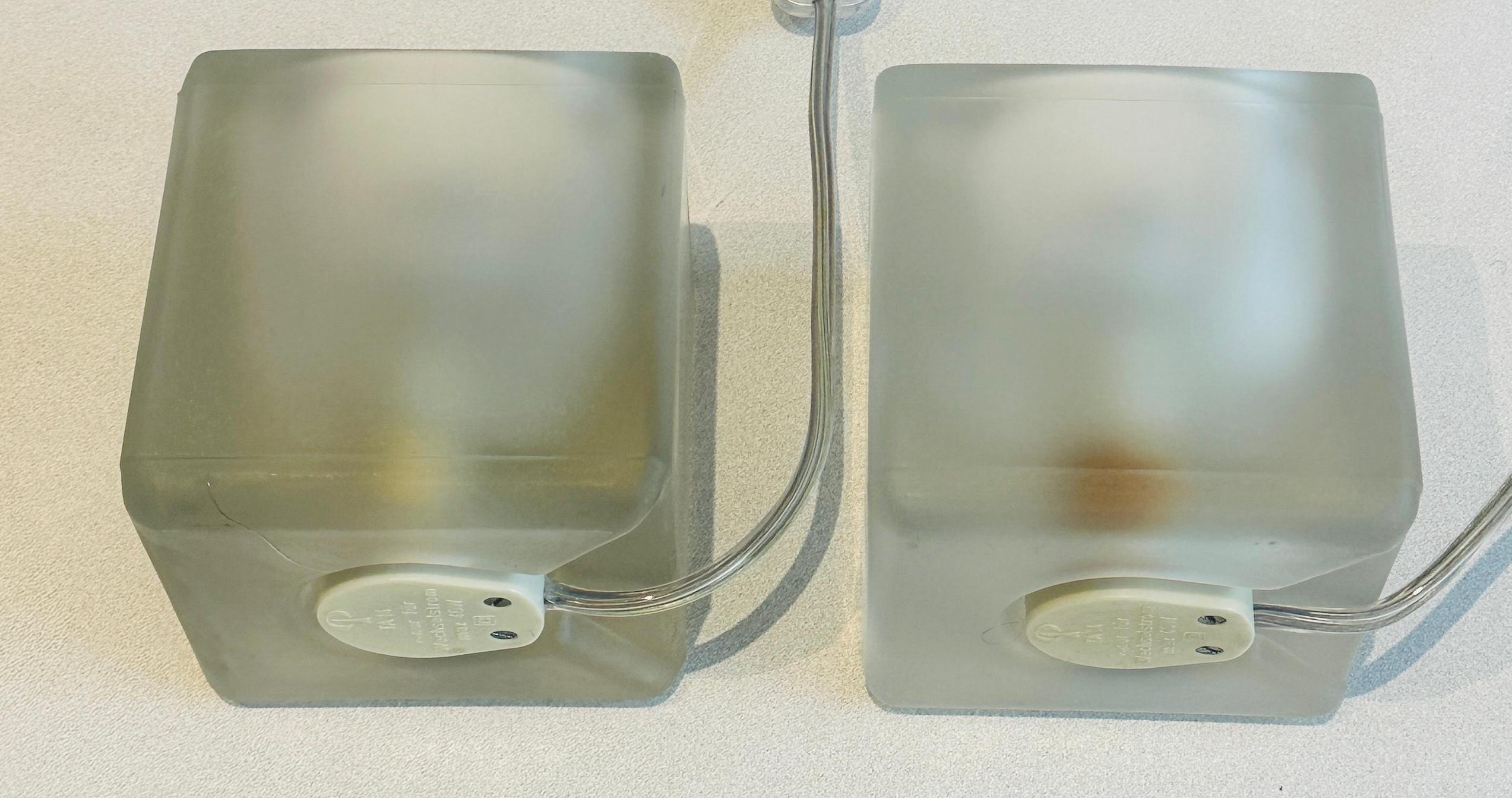 Paire de lampes de table en verre cubique dépoli diffus des années 1970 de Peill & Putzler en vente 12