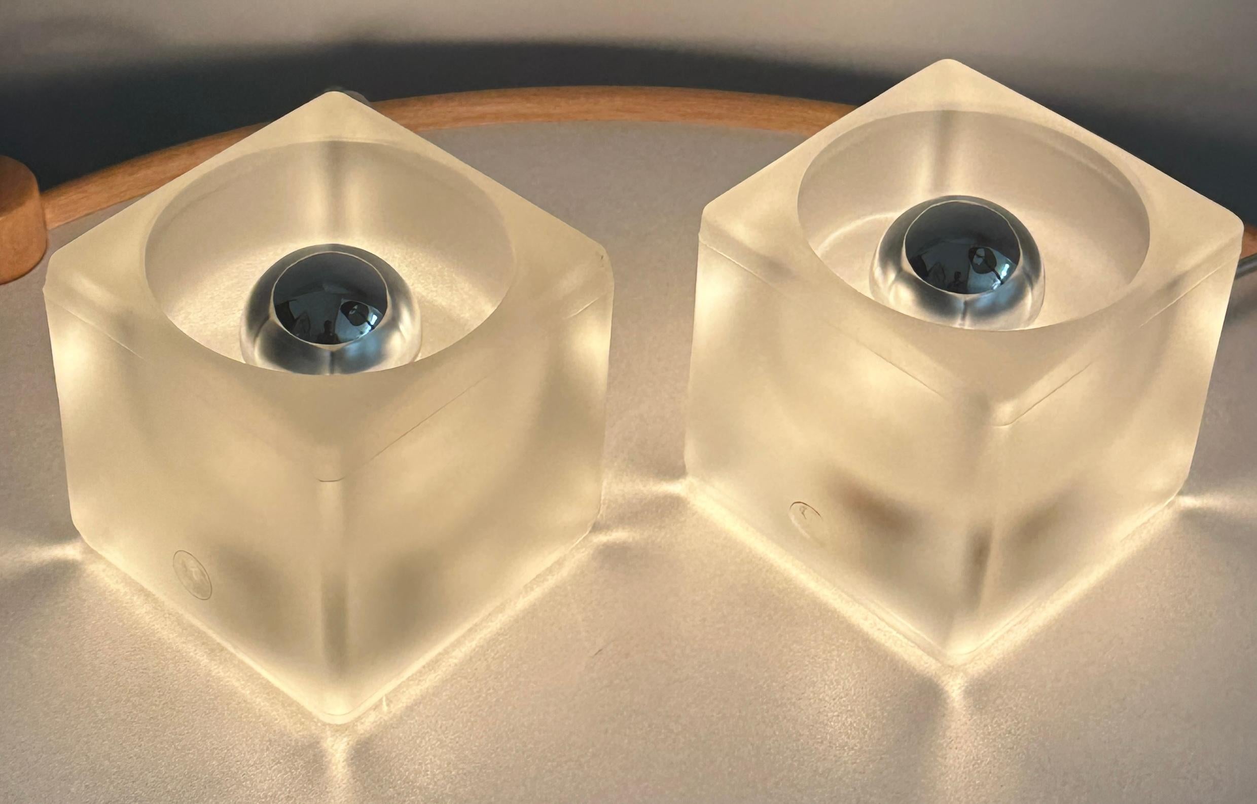 Ère spatiale Paire de lampes de table en verre cubique dépoli diffus des années 1970 de Peill & Putzler en vente
