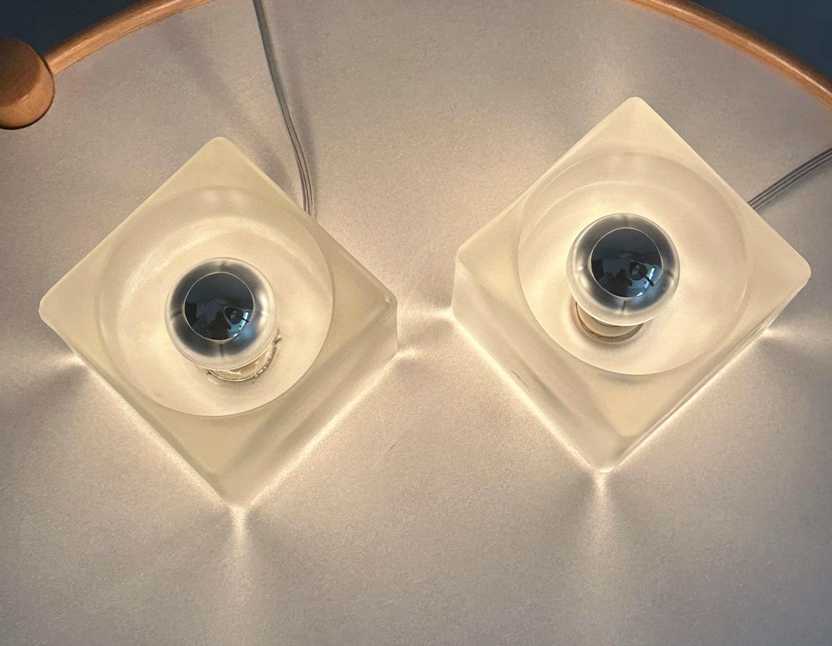 Allemand Paire de lampes de table en verre cubique dépoli diffus des années 1970 de Peill & Putzler en vente