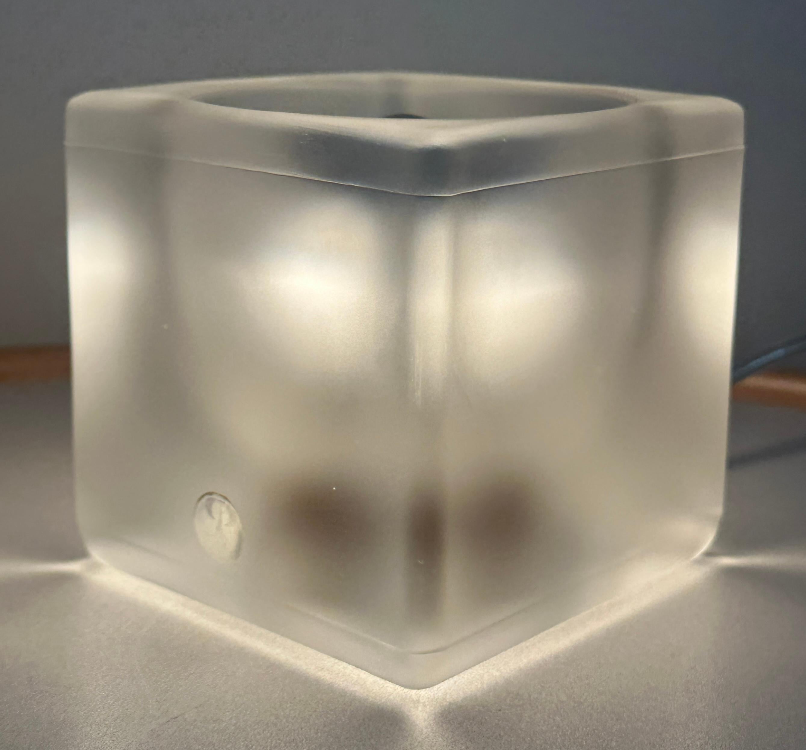 Paire de lampes de table en verre cubique dépoli diffus des années 1970 de Peill & Putzler Bon état - En vente à London, England