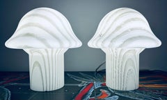 Pareja de lámparas de sobremesa Peill & Putzler alemanas de los años 70, de cristal opaco rayado en forma de seta