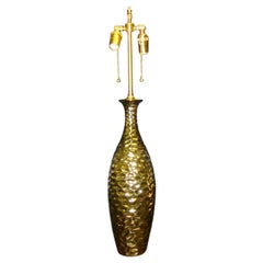 Paire de lampes glamour des années 1970 en céramique gougée métallisée dorée.