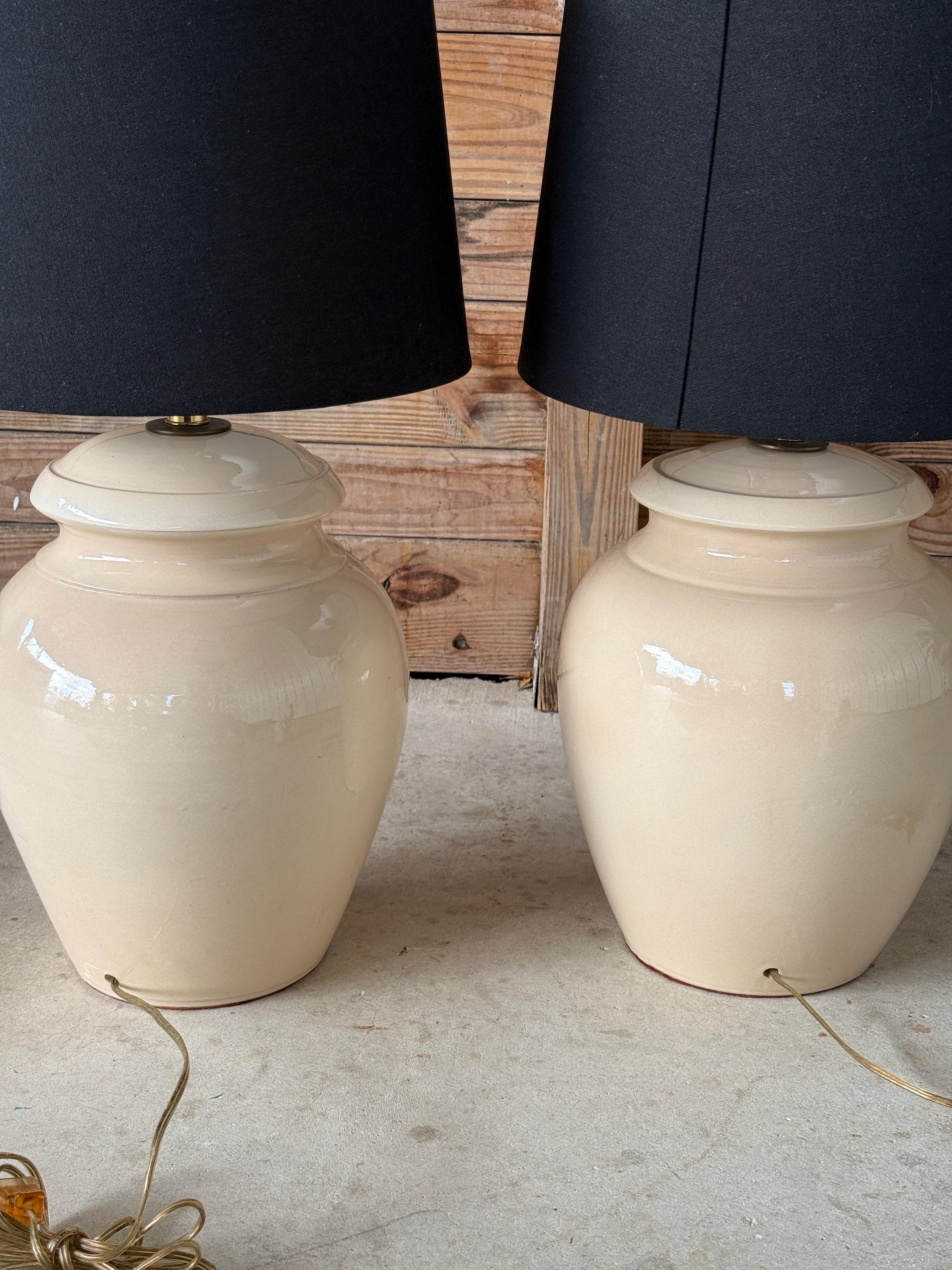 Paire de lampes de table Toucan en poterie émaillée des années 1970 avec abat-jour noir et motif fantaisiste en vente 4