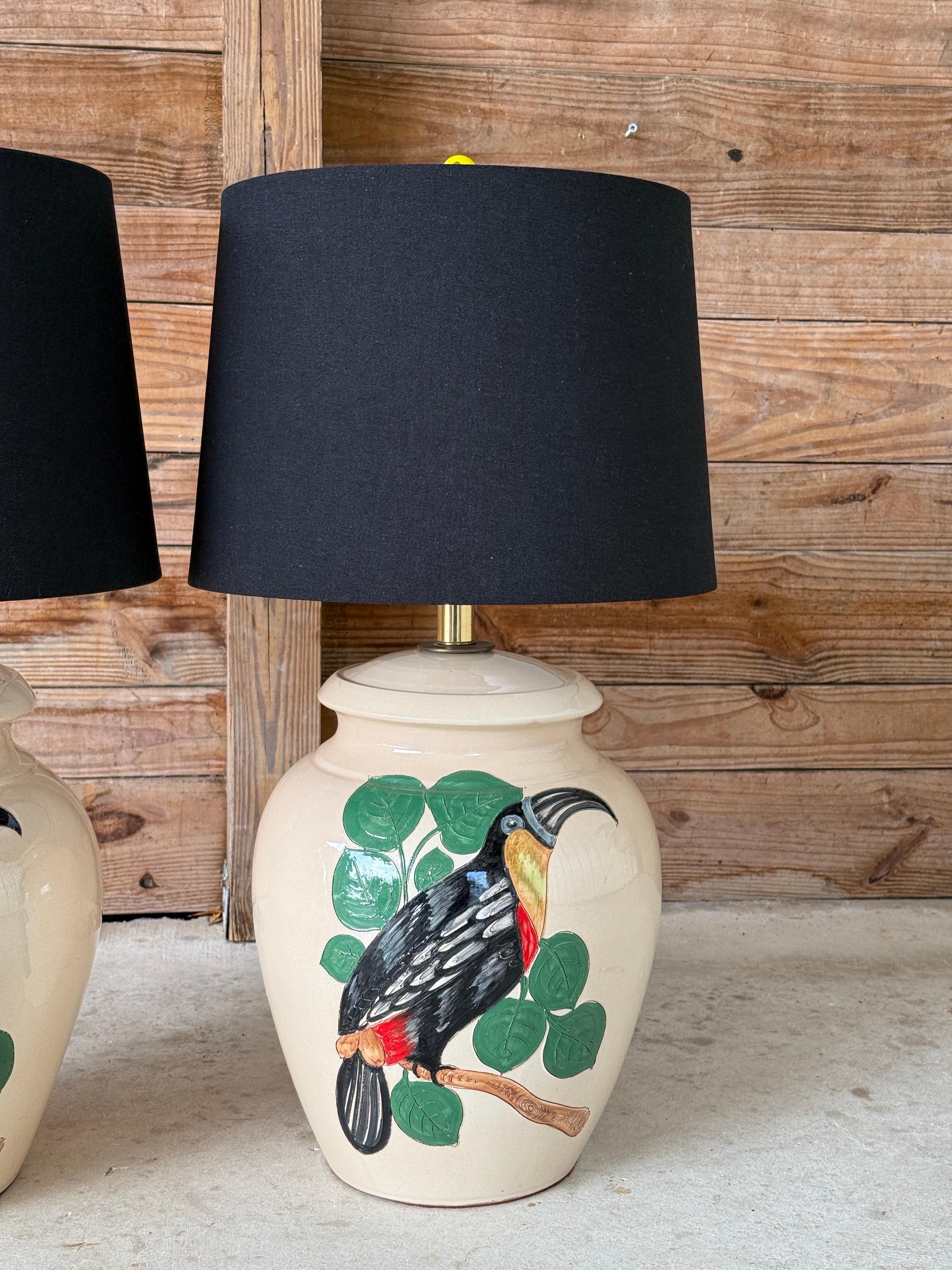 Paire de lampes de table Toucan en poterie émaillée des années 1970 avec abat-jour noir et motif fantaisiste en vente 7