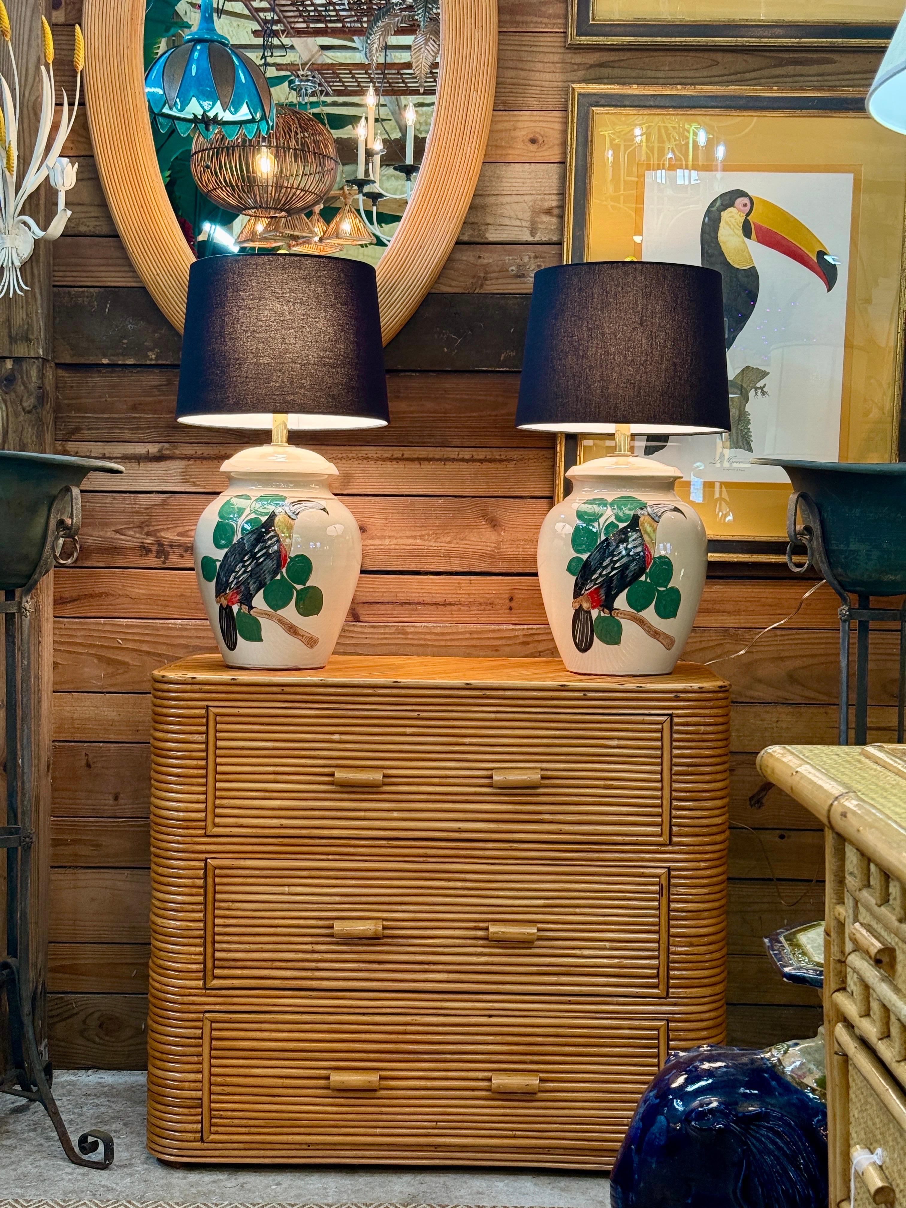 Paire de lampes de table Toucan en poterie émaillée des années 1970 avec abat-jour noir et motif fantaisiste en vente 10