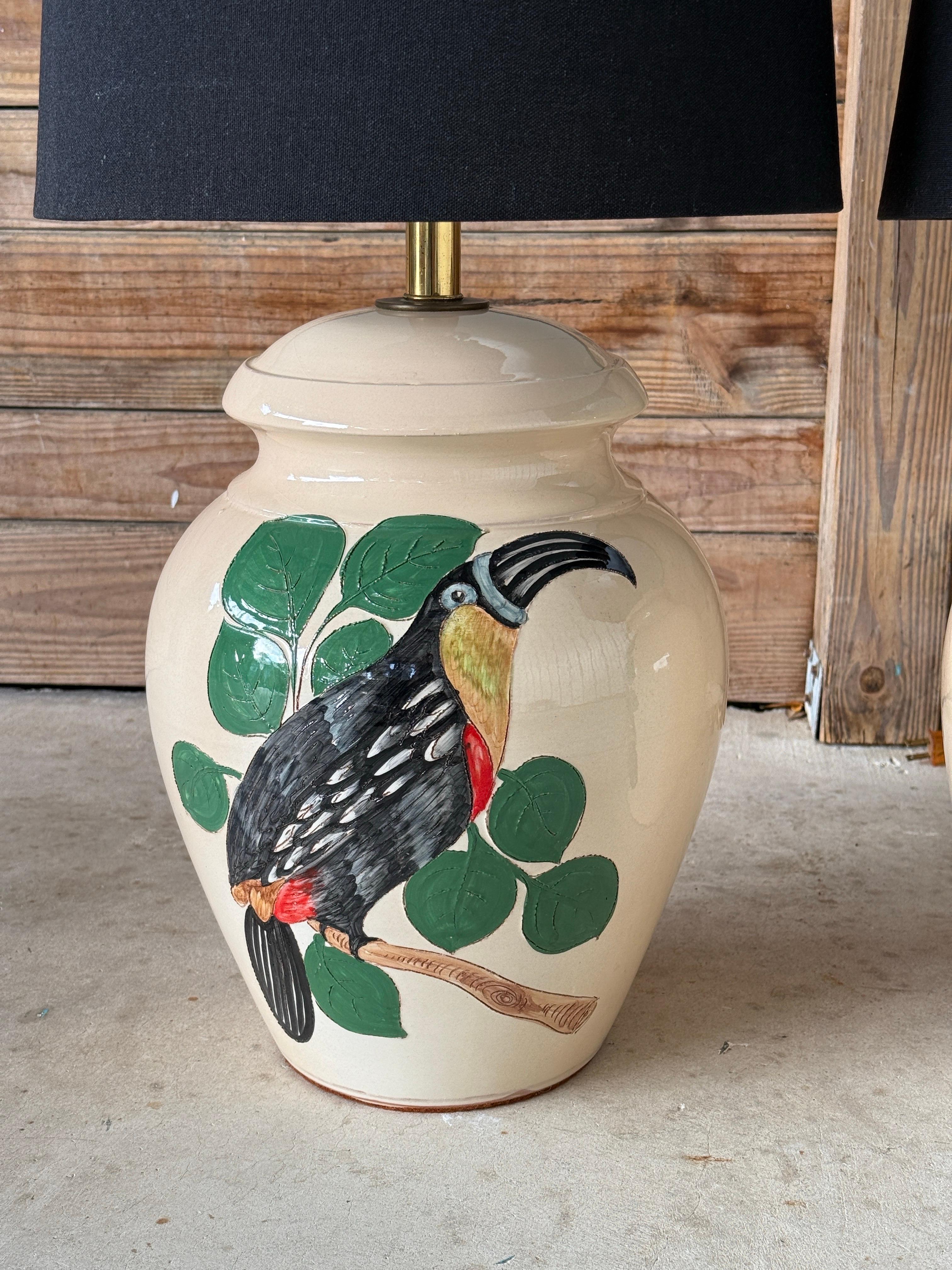 Mid-Century Modern Paire de lampes de table Toucan en poterie émaillée des années 1970 avec abat-jour noir et motif fantaisiste en vente
