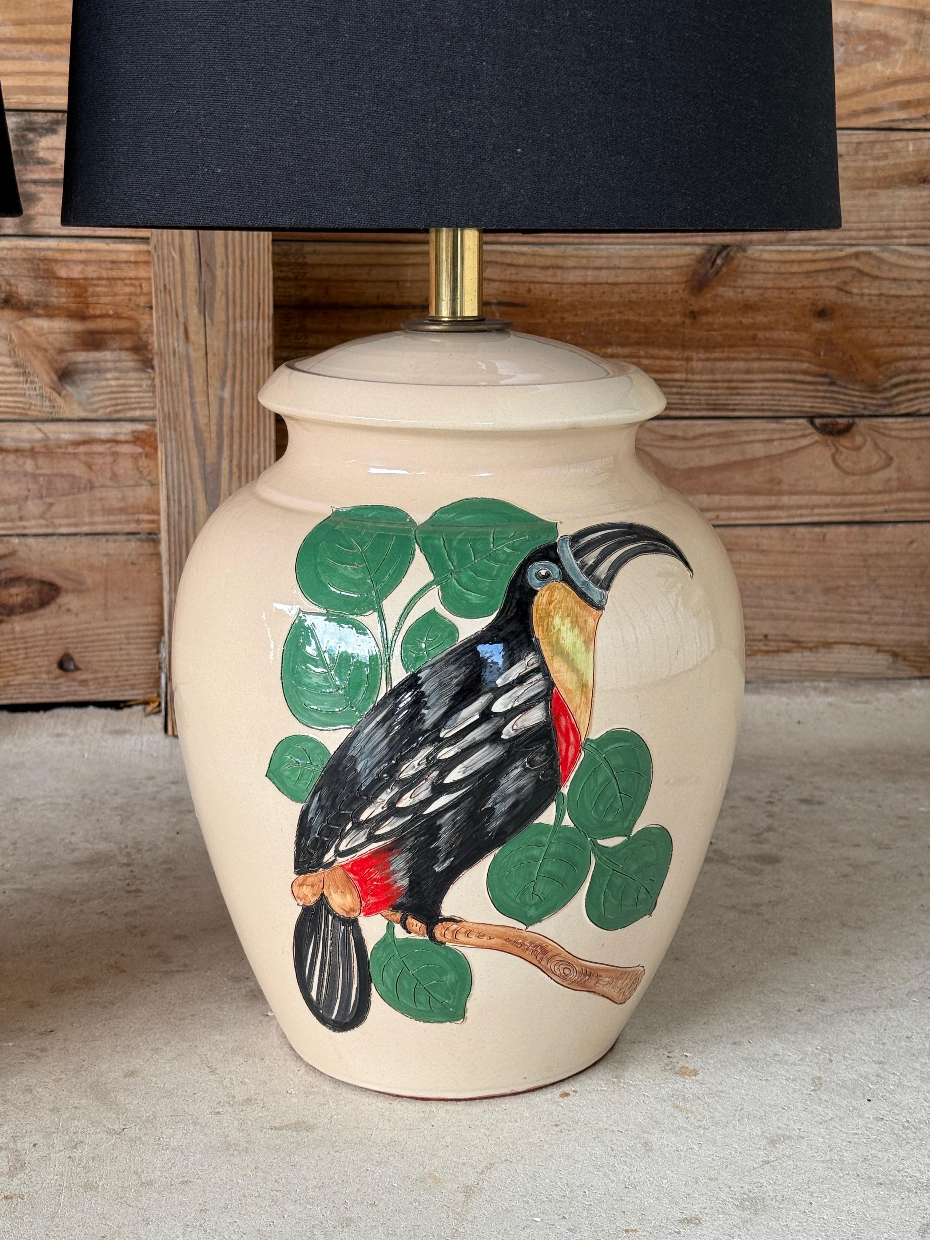 Paire de lampes de table Toucan en poterie émaillée des années 1970 avec abat-jour noir et motif fantaisiste Bon état - En vente à North Fort Myers, FL
