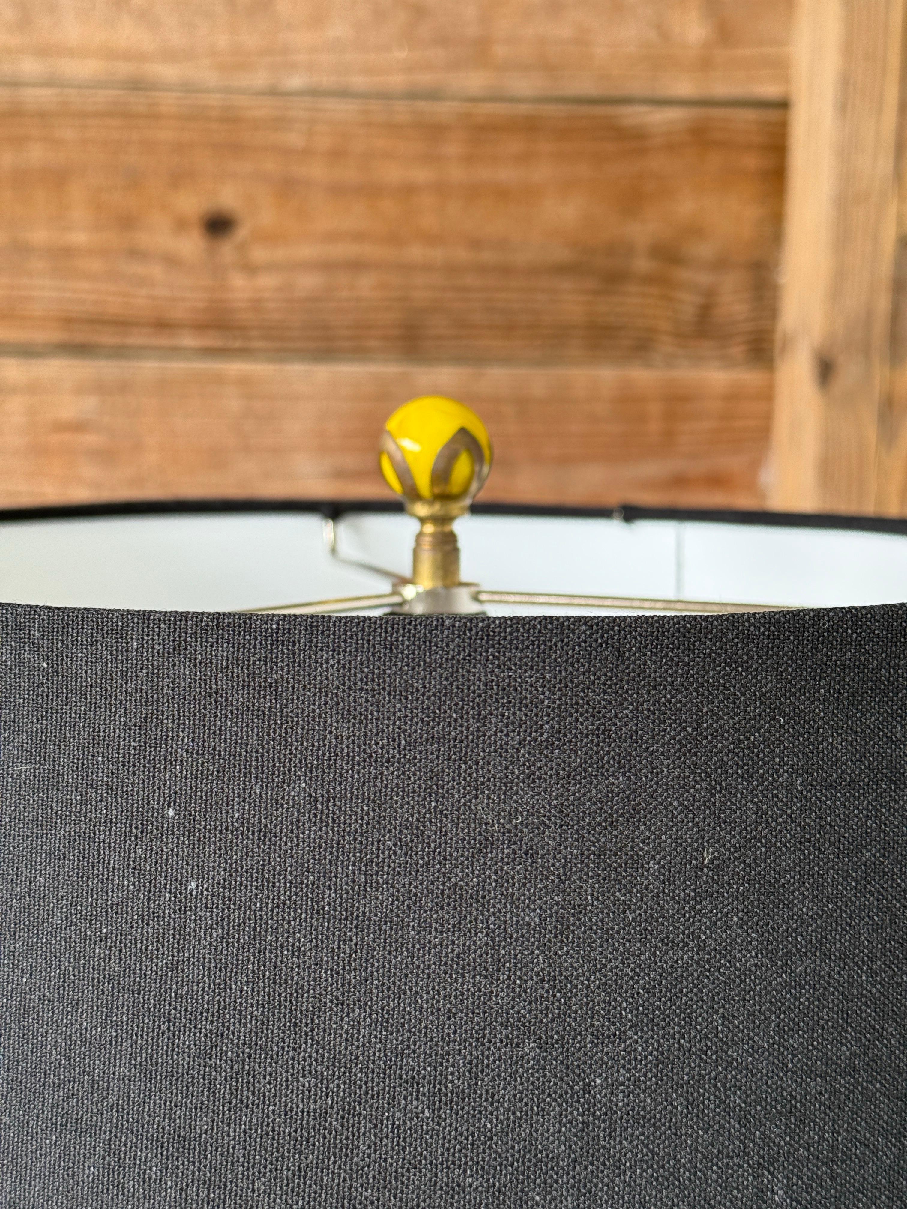 Fin du 20e siècle Paire de lampes de table Toucan en poterie émaillée des années 1970 avec abat-jour noir et motif fantaisiste en vente