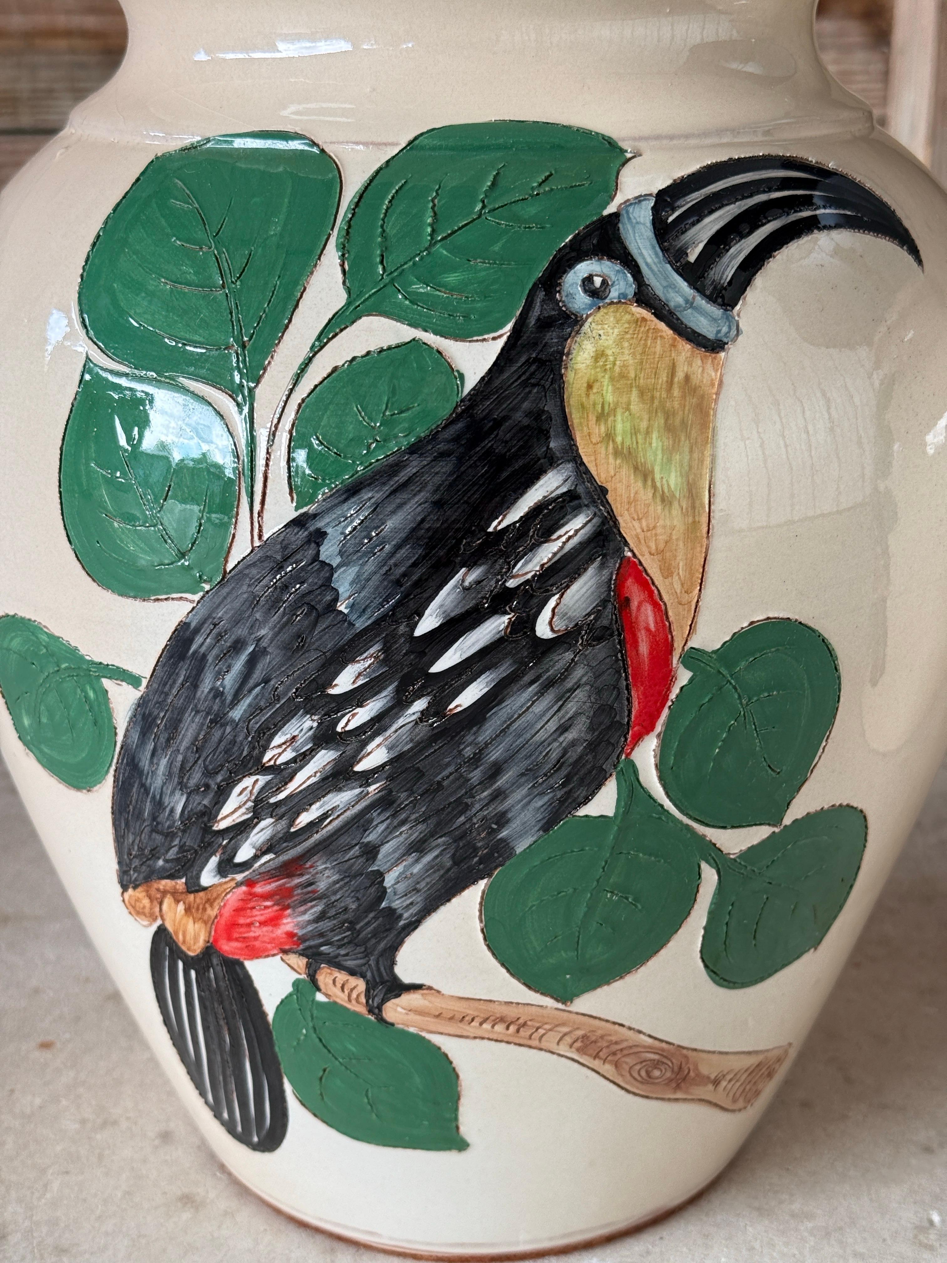 Argile Paire de lampes de table Toucan en poterie émaillée des années 1970 avec abat-jour noir et motif fantaisiste en vente