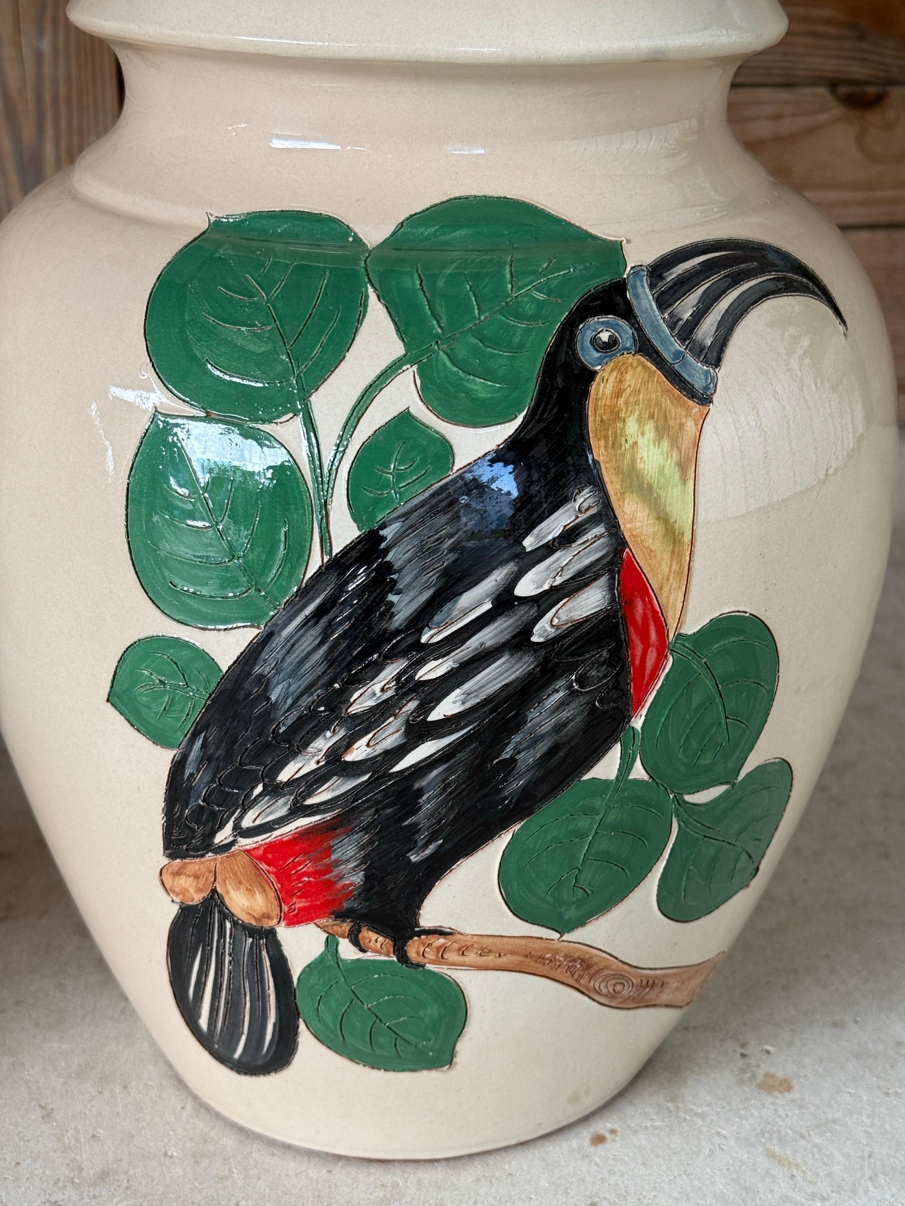 Paire de lampes de table Toucan en poterie émaillée des années 1970 avec abat-jour noir et motif fantaisiste en vente 1