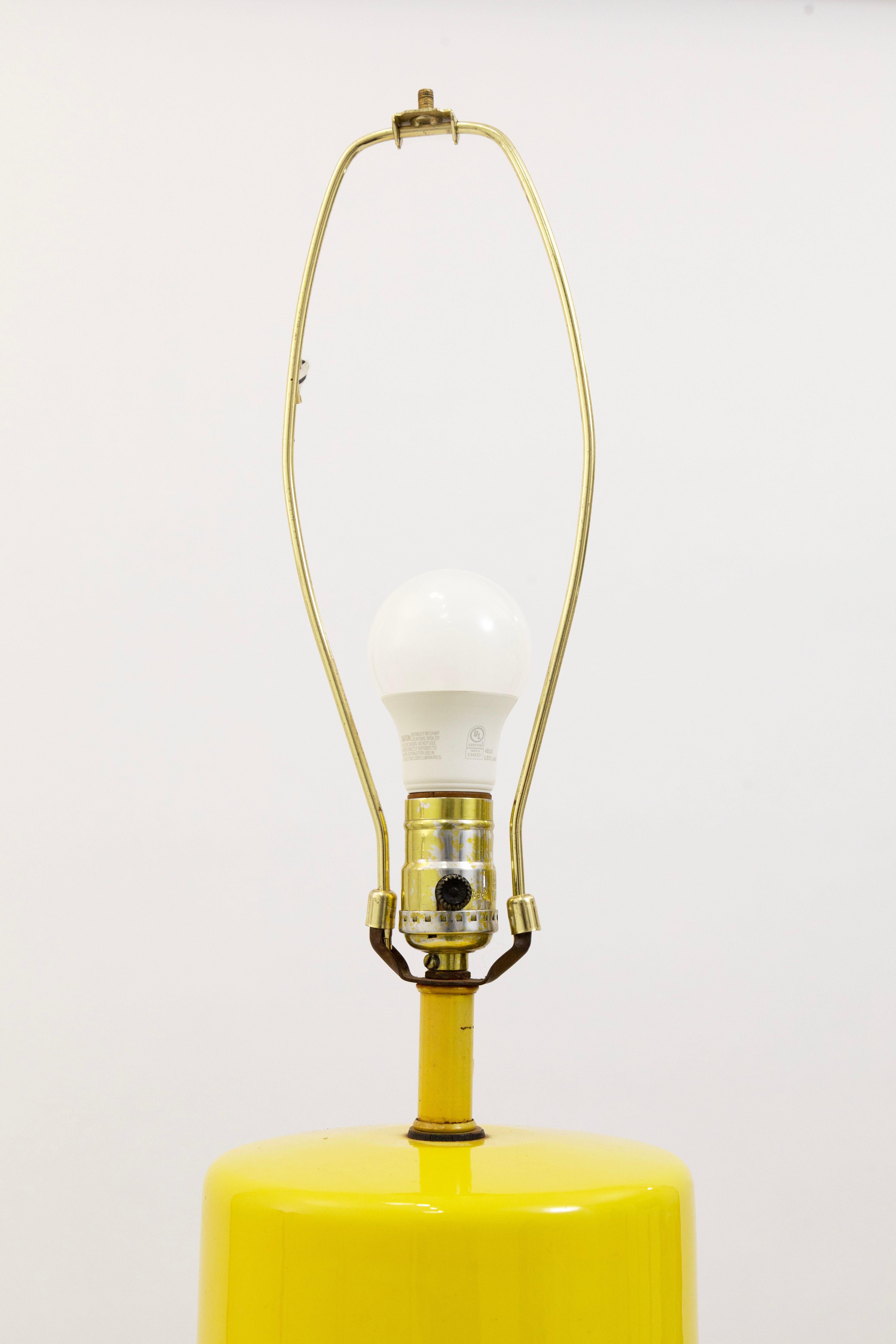 Mid-Century moderno Pair Of 1970s Glossy Yellow Cylindrical Ceramic Table Lamps in vendita