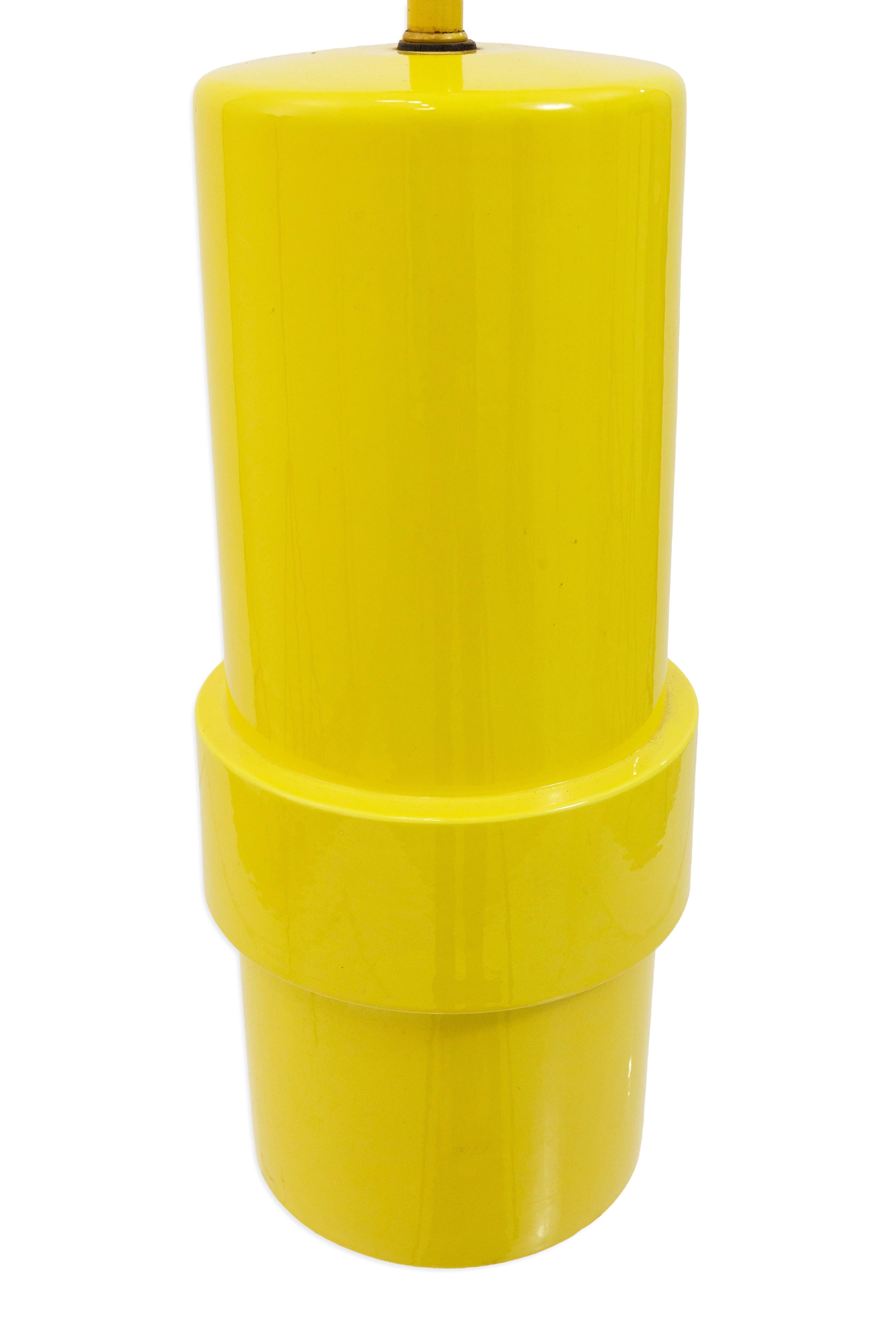 Pair Of 1970s Glossy Yellow Cylindrical Ceramic Table Lamps In condizioni buone in vendita a Keego Harbor, MI