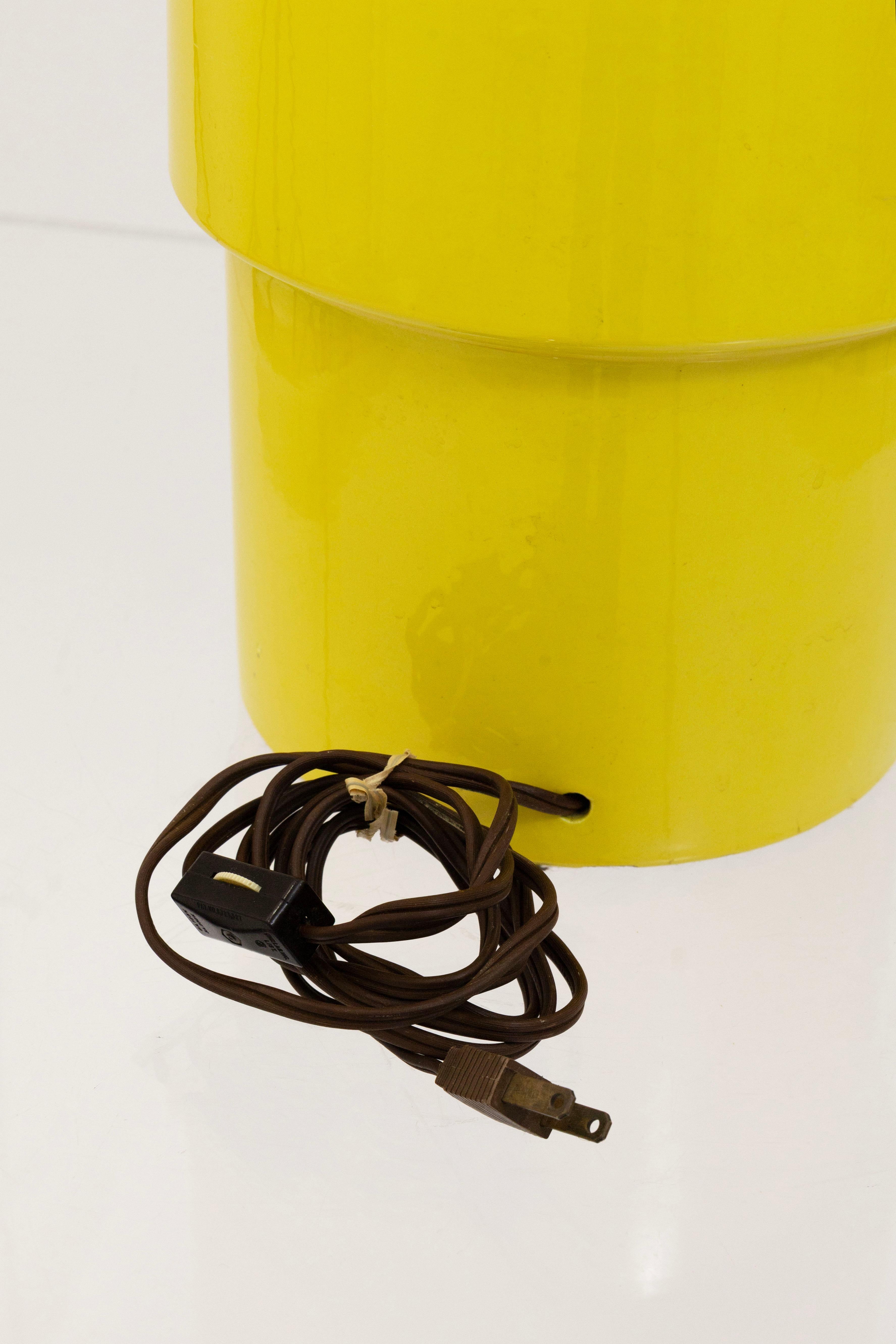 Fine XX secolo Pair Of 1970s Glossy Yellow Cylindrical Ceramic Table Lamps in vendita