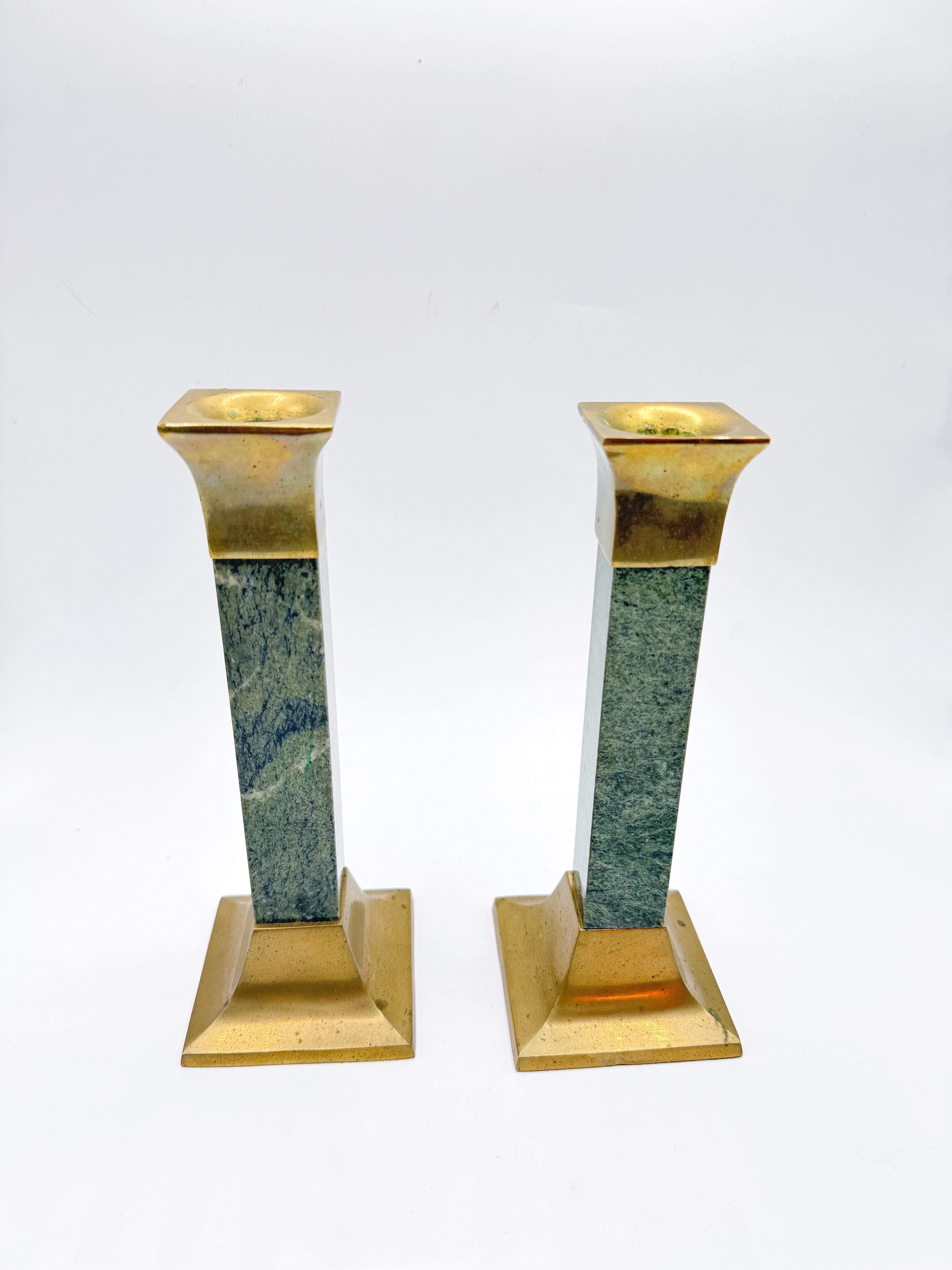 Elegantes y sustanciosos, este par de candelabros vintage de los años 70 está fabricado en mármol verde macizo con bases y remates de latón. La silueta columnar bebe de las influencias de la modernidad de mediados de siglo y el Hollywood Regency,