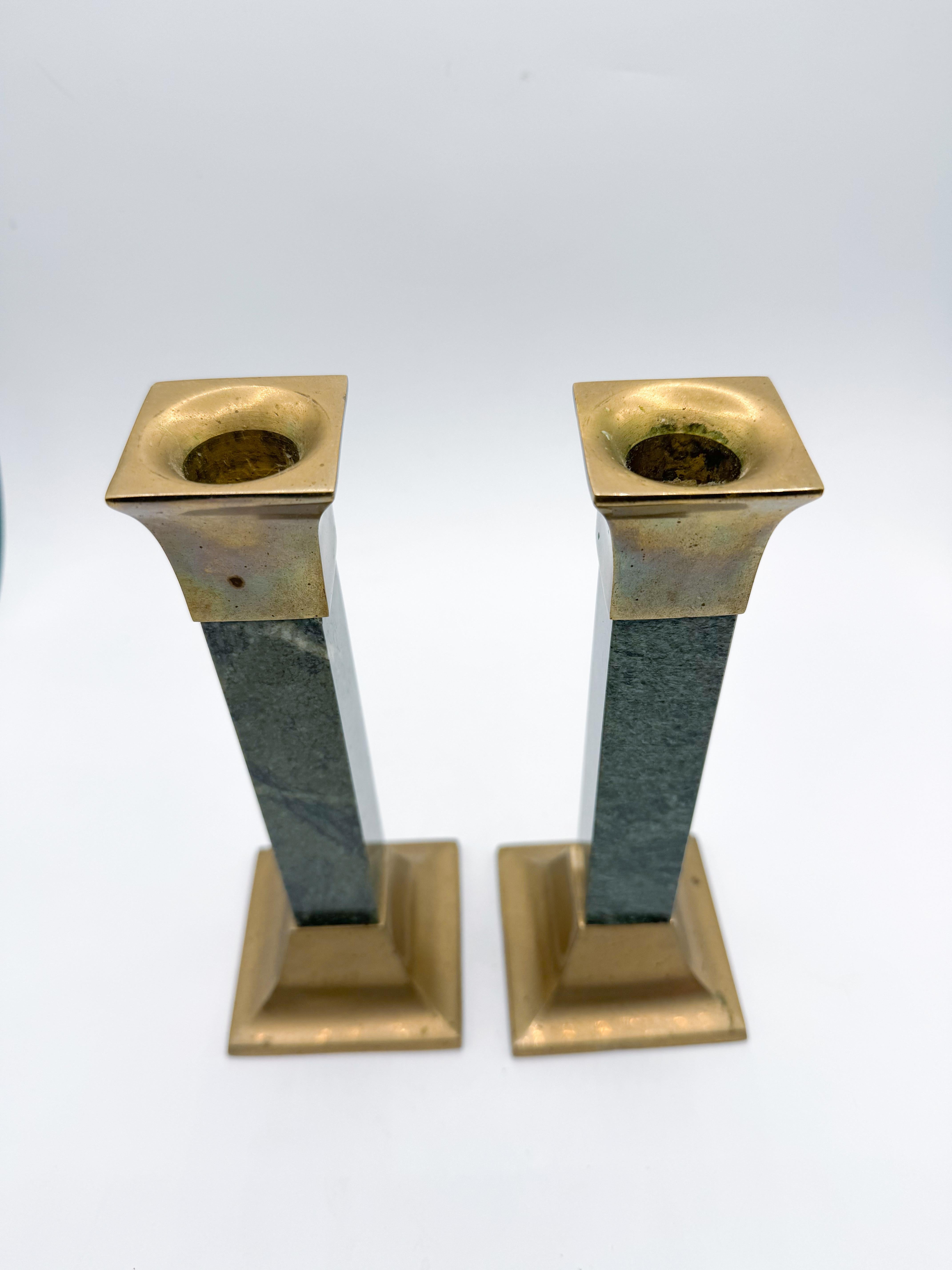 Pareja de candelabros de mármol verde y latón de los años 70, Moderna de mediados de siglo siglo XX en venta