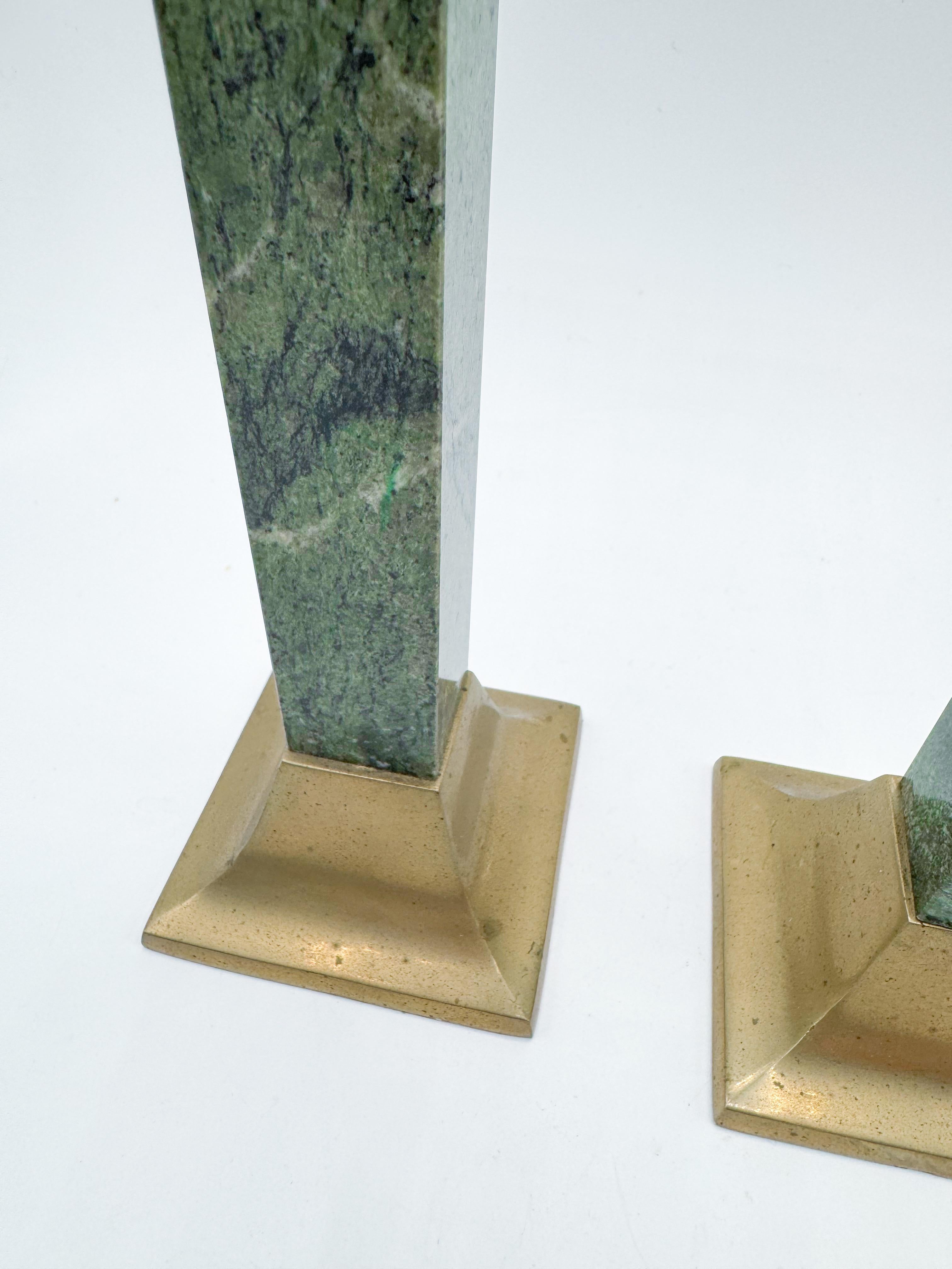 Pareja de candelabros de mármol verde y latón de los años 70, Moderna de mediados de siglo en venta 1