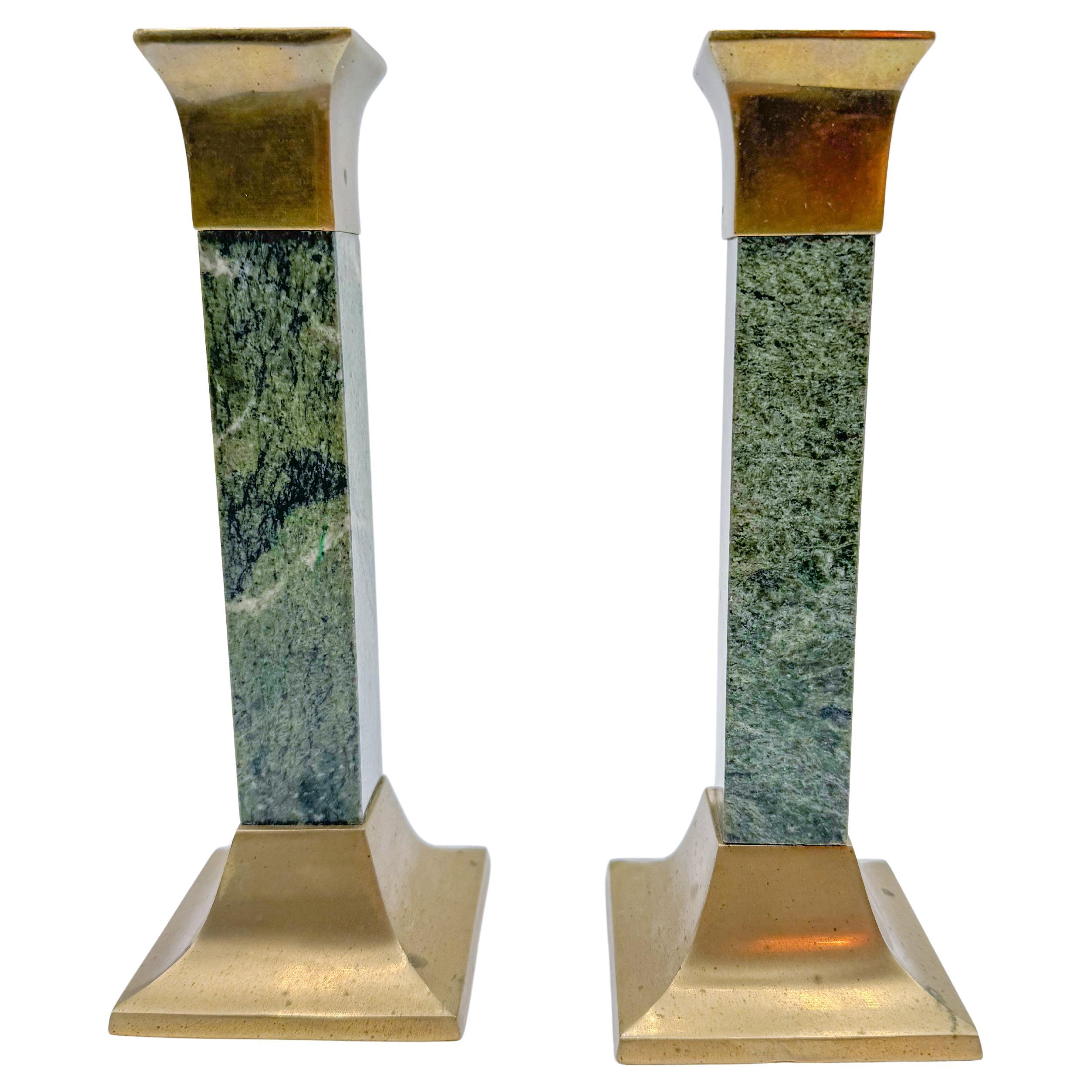 Pareja de candelabros de mármol verde y latón de los años 70, Moderna de mediados de siglo en venta
