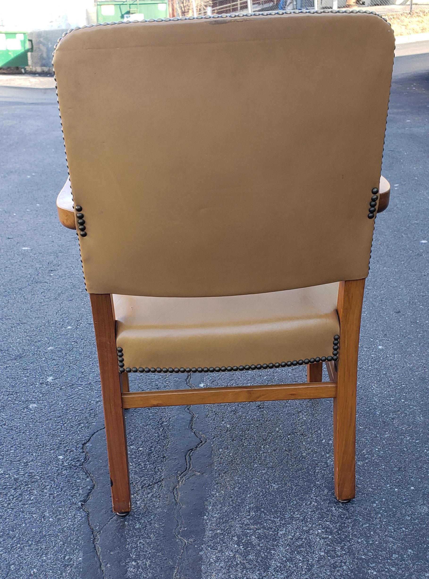 20th Century Pair of 1970s Gunlocke Fruitwood and Leather Armchairs For Sale