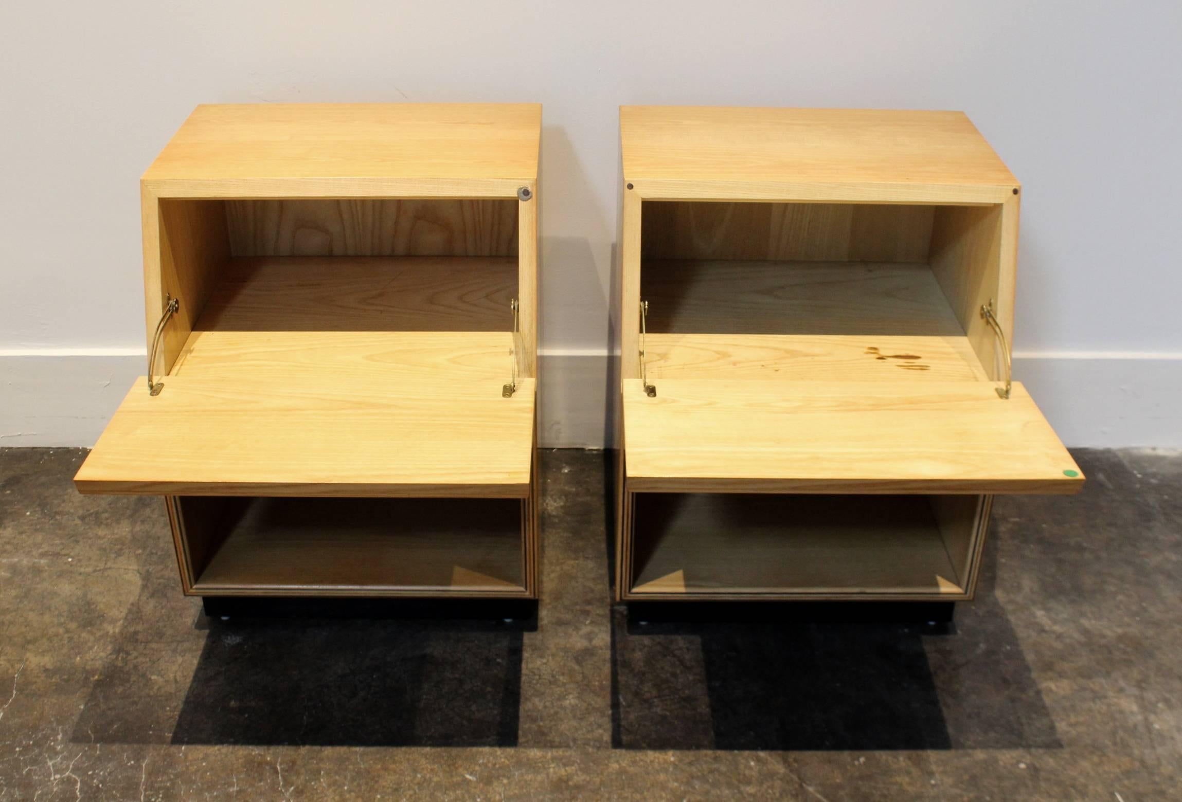 American Pair of 1970s Henredon Scene Two Modern Nightstands after Milo Baughman For Sale