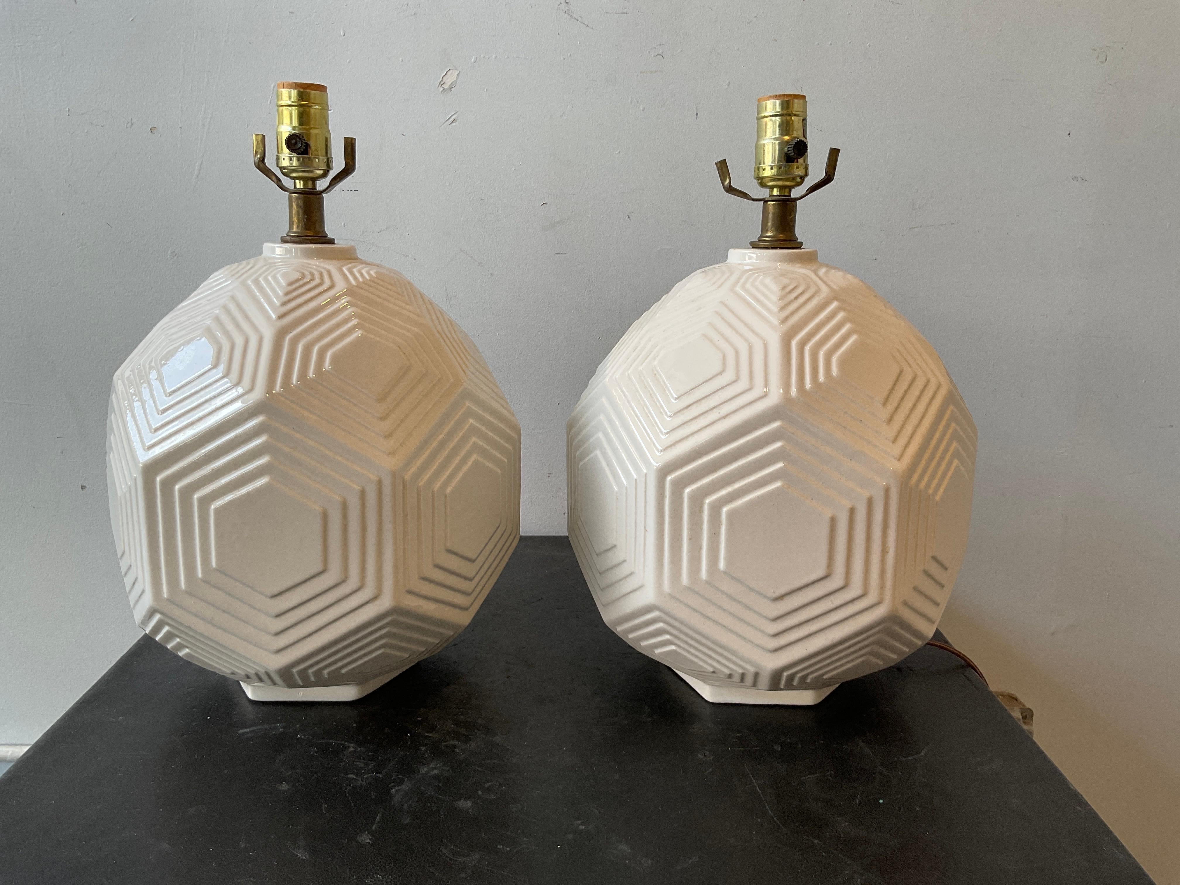 Ein Paar sechseckige Keramiklampen aus den 1970er Jahren. Höhe  zum oberen Ende der Steckdose. Die Lampen müssen neu verkabelt werden.