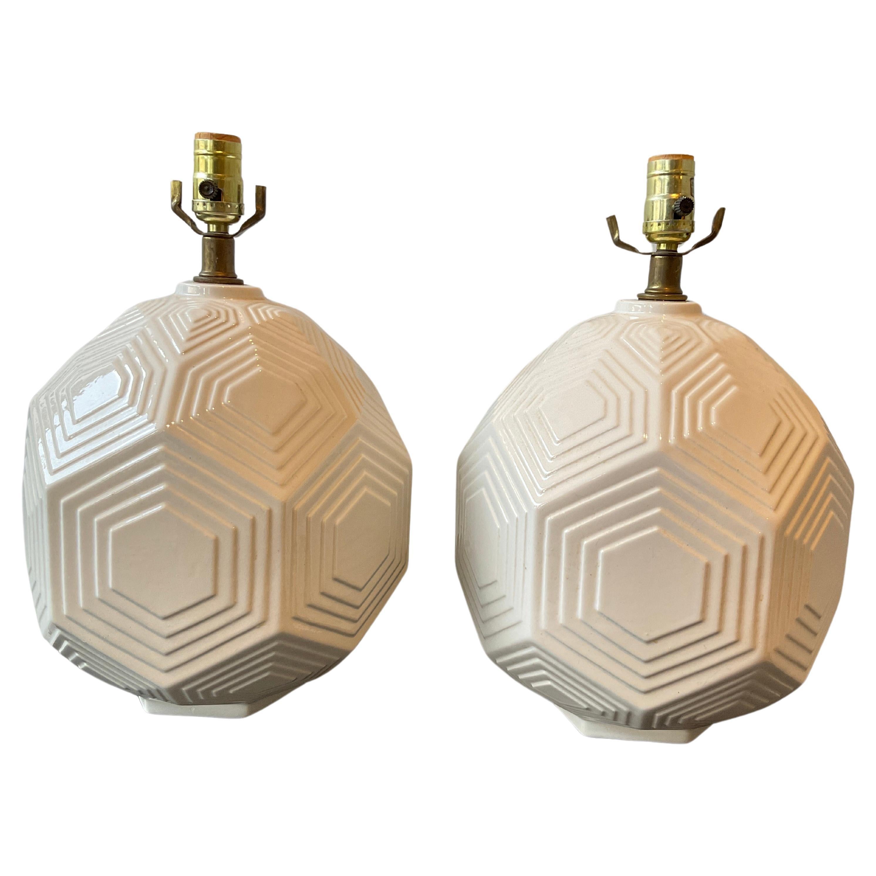 Paire de lampes hexagonales en céramique blanche des années 1970 en vente