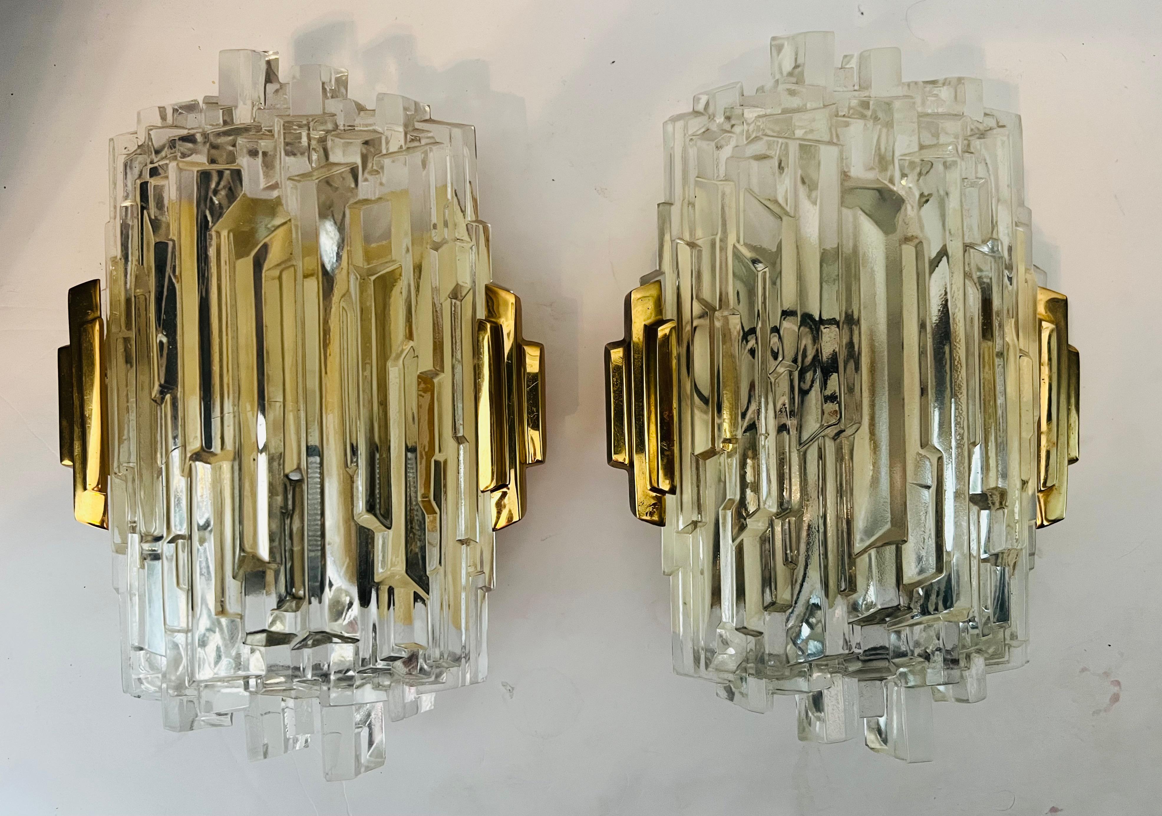 Pareja de lujosos apliques High Style de los años 70, compuestos por herrajes de latón dorado y tulipas de cristal de hielo. Recién recableado. Enchufes de candelabro.
