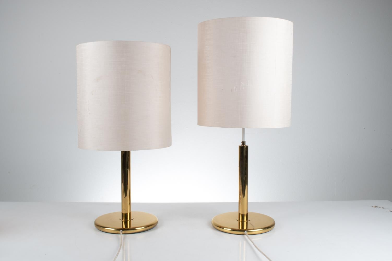 Pair of 1970's Hollywood Regency Revival Adjustable-Height Brass Table Lamps In Good Condition For Sale In Norwalk, CT