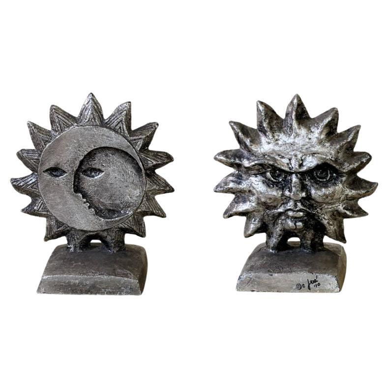Coppia di fermalibri in ferro con sole e luna degli anni 
70 di Curtis Jere in vendita