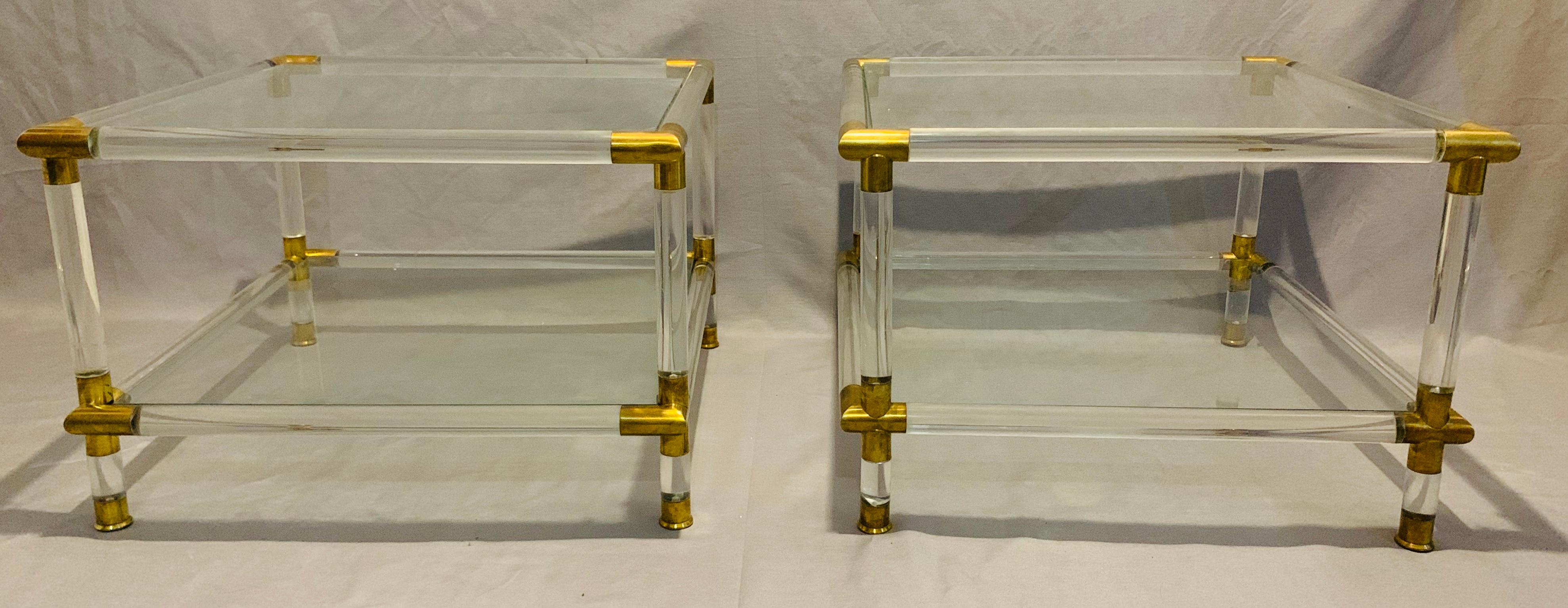 Une paire glamour de tables d'appoint italiennes des années 1970 à plateau de verre carré et à deux niveaux, avec des cadres tubulaires en acrylique épais et en lucite, accentués par des coins et des pieds en laiton massif. Les joints en laiton ont
