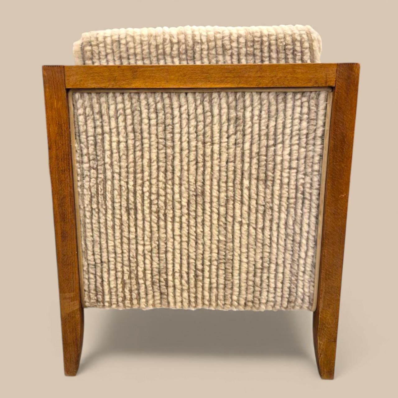 Fatto a mano Pair of 1970s Italian Art Deco–Style Lounge Chairs in Fluffy Grey-Beige Upholste in vendita