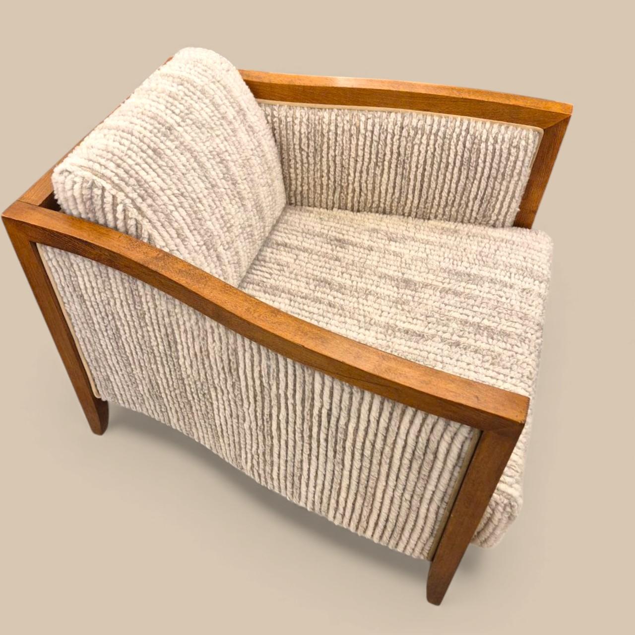 Pair of 1970s Italian Art Deco–Style Lounge Chairs in Fluffy Grey-Beige Upholste In condizioni ottime in vendita a NICE, FR