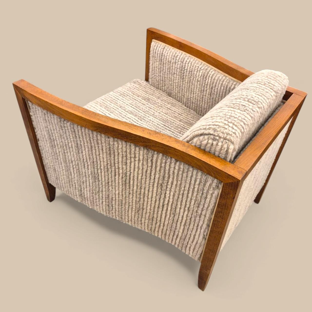 Fine XX secolo Pair of 1970s Italian Art Deco–Style Lounge Chairs in Fluffy Grey-Beige Upholste in vendita