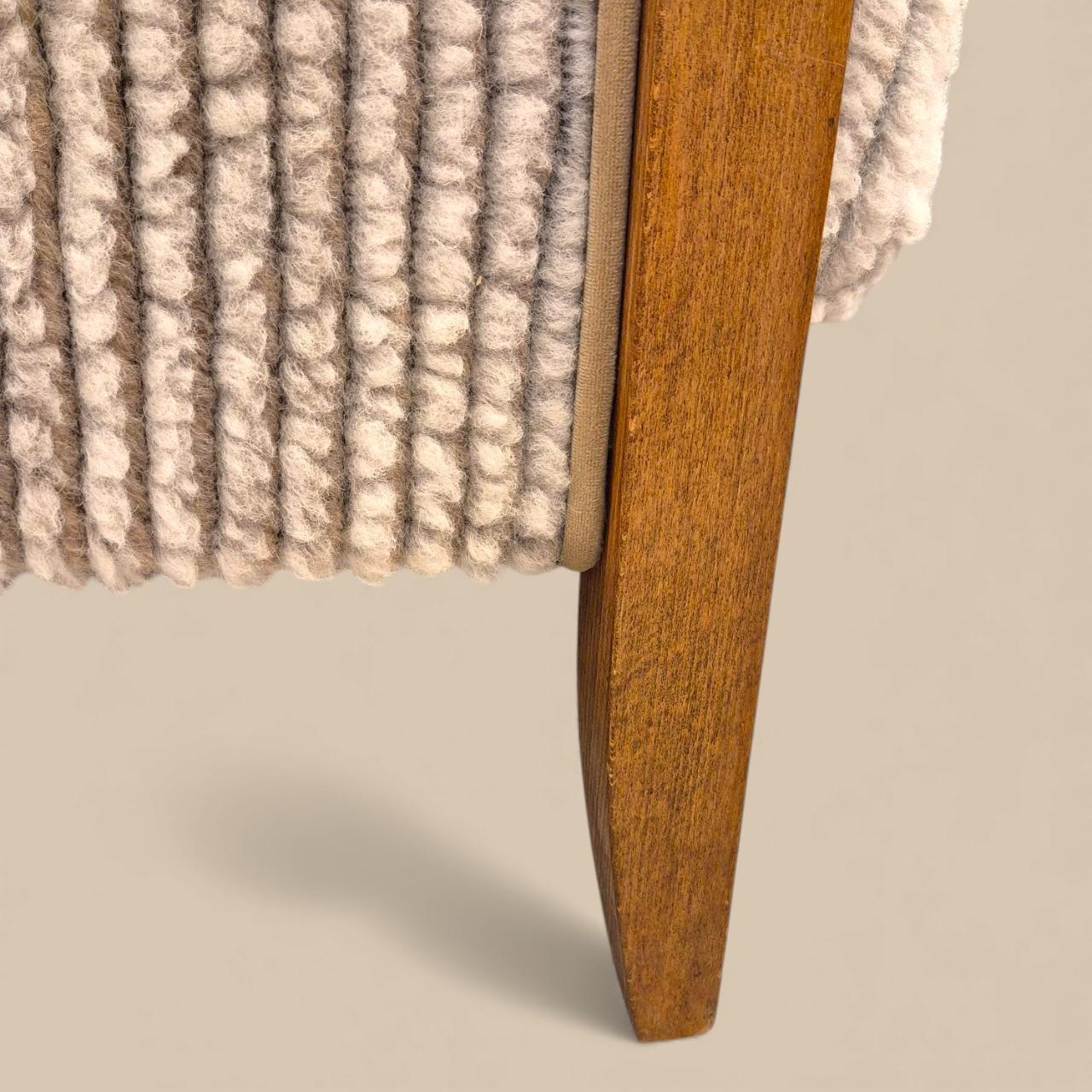 Pair of 1970s Italian Art Deco–Style Lounge Chairs in Fluffy Grey-Beige Upholste in vendita 2