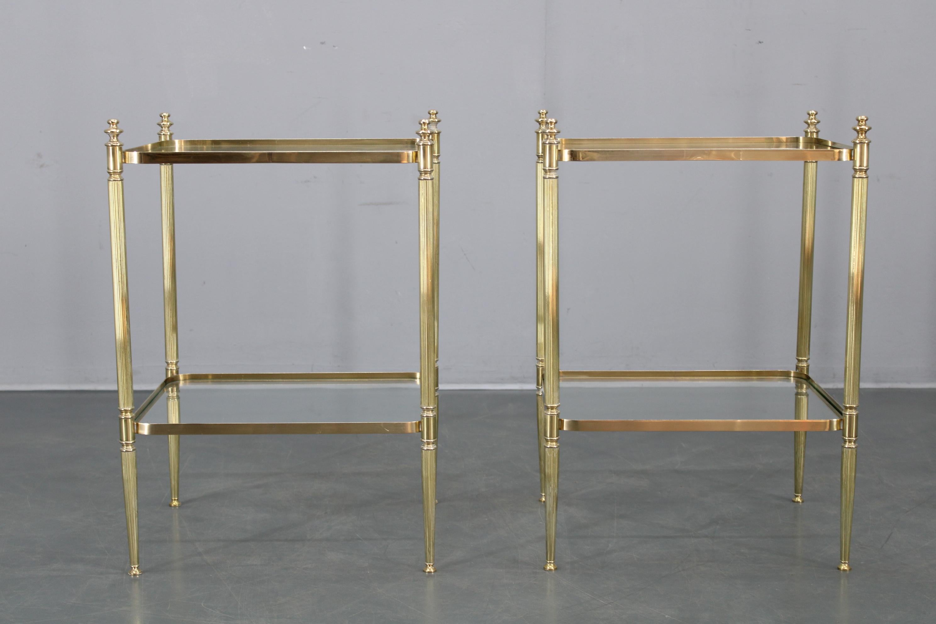 Ein Paar italienische Beistelltische aus Messing und Glas aus den 1970er Jahren im Angebot 5