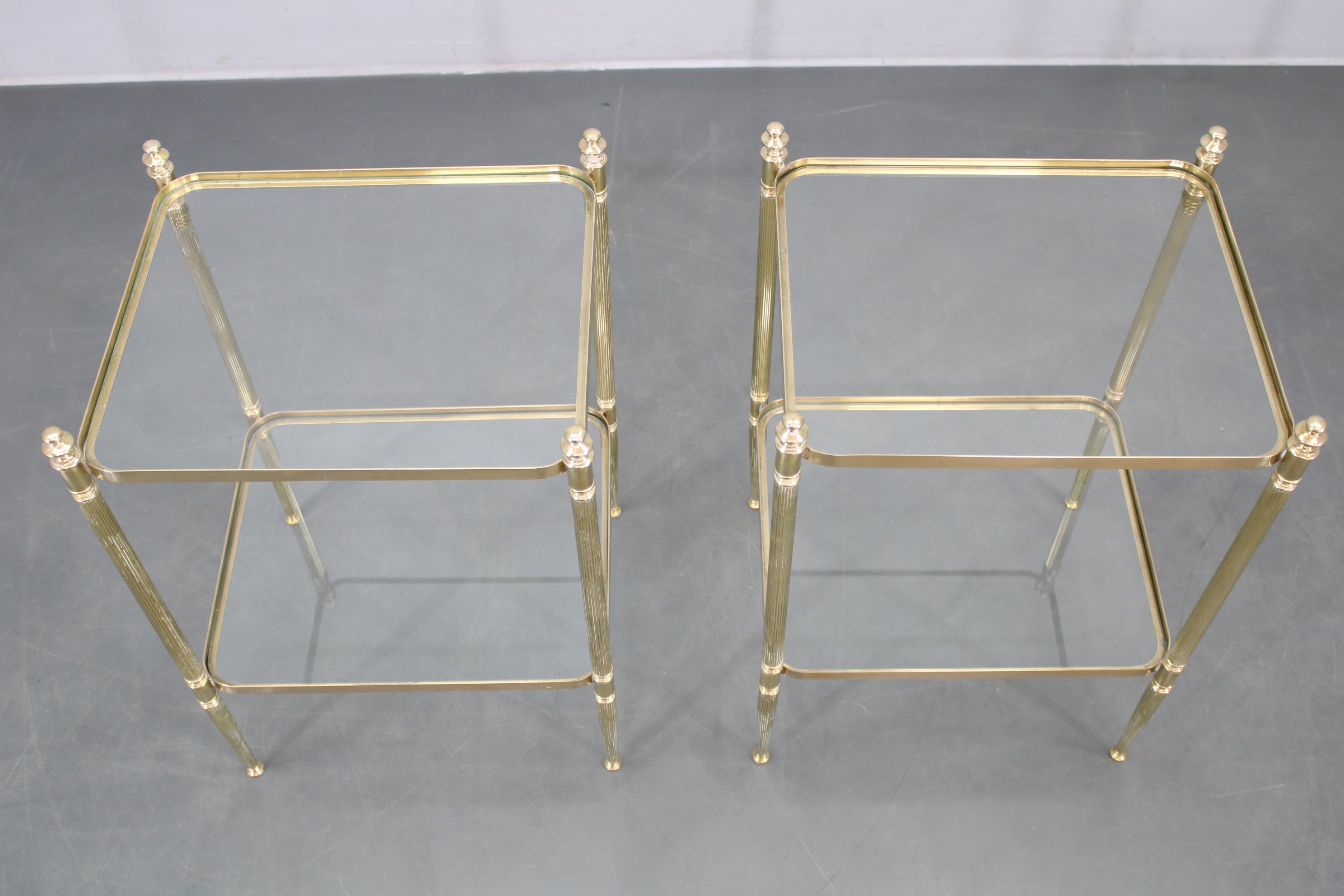 Ein Paar italienische Beistelltische aus Messing und Glas aus den 1970er Jahren im Angebot 6