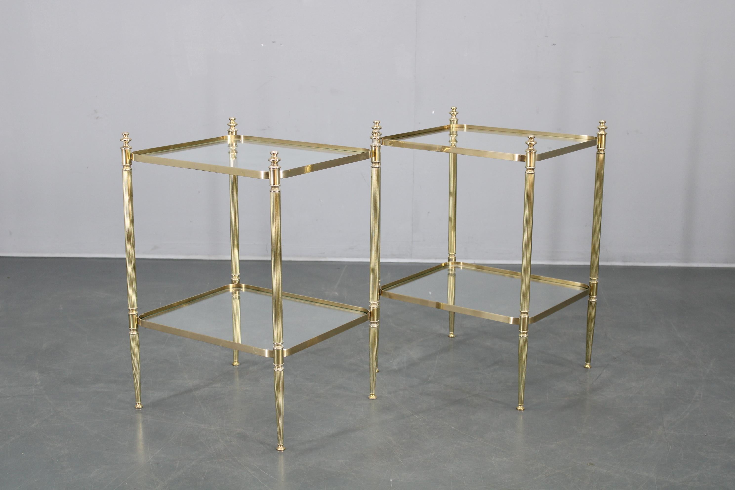 Ein Paar italienische Beistelltische aus Messing und Glas aus den 1970er Jahren (Moderne der Mitte des Jahrhunderts) im Angebot