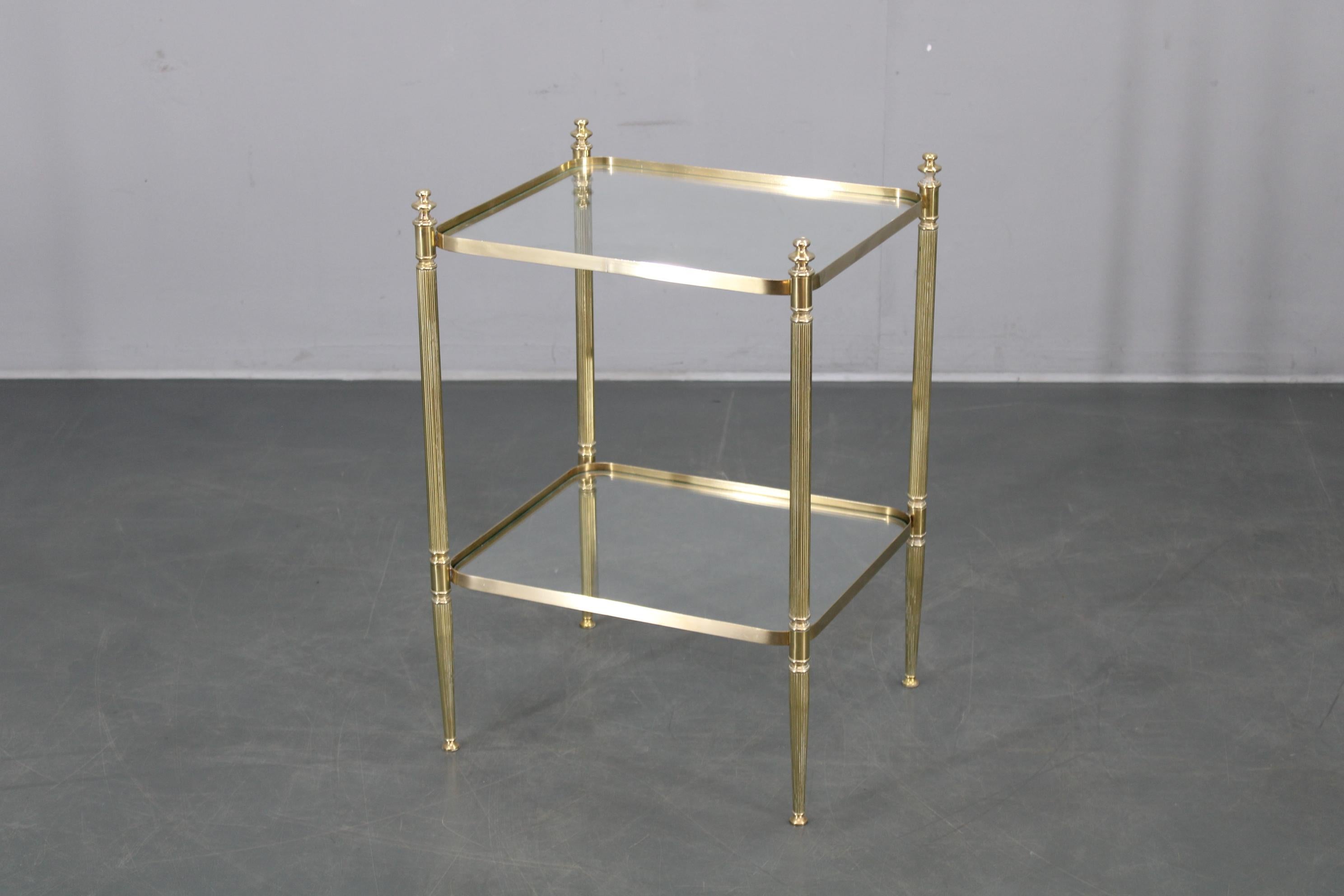 Ein Paar italienische Beistelltische aus Messing und Glas aus den 1970er Jahren (Italienisch) im Angebot