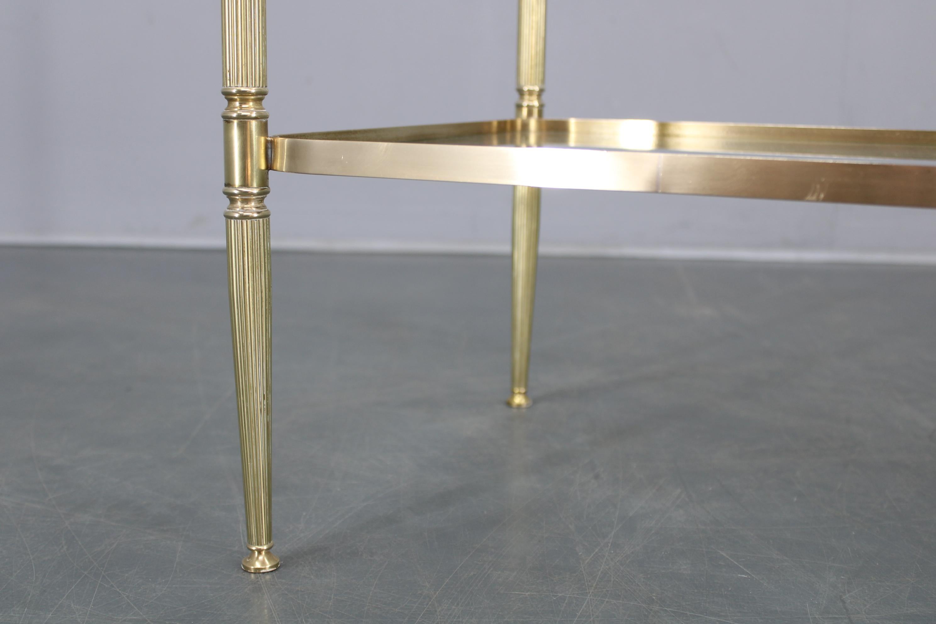 Ein Paar italienische Beistelltische aus Messing und Glas aus den 1970er Jahren (20. Jahrhundert) im Angebot