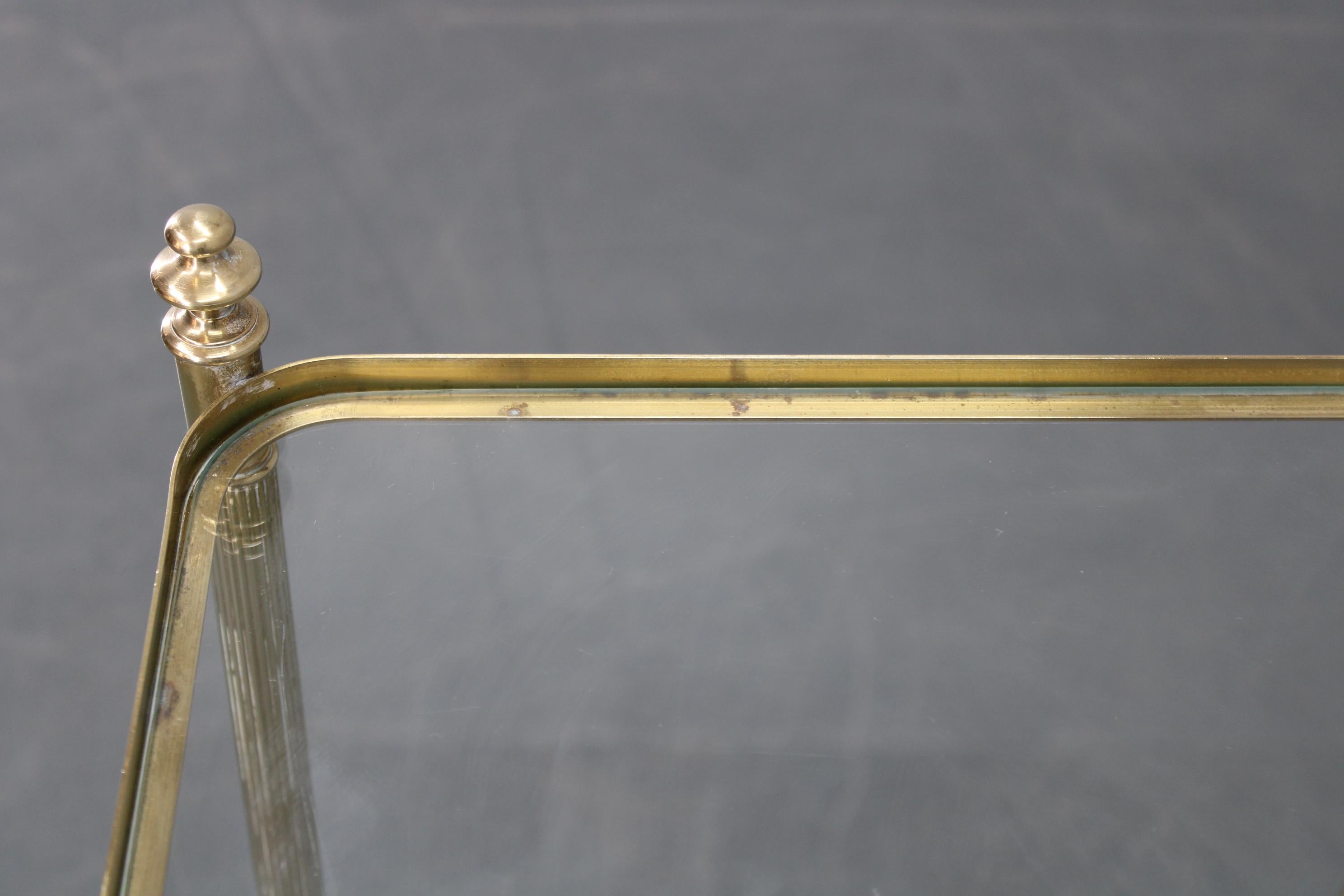 Ein Paar italienische Beistelltische aus Messing und Glas aus den 1970er Jahren im Angebot 1