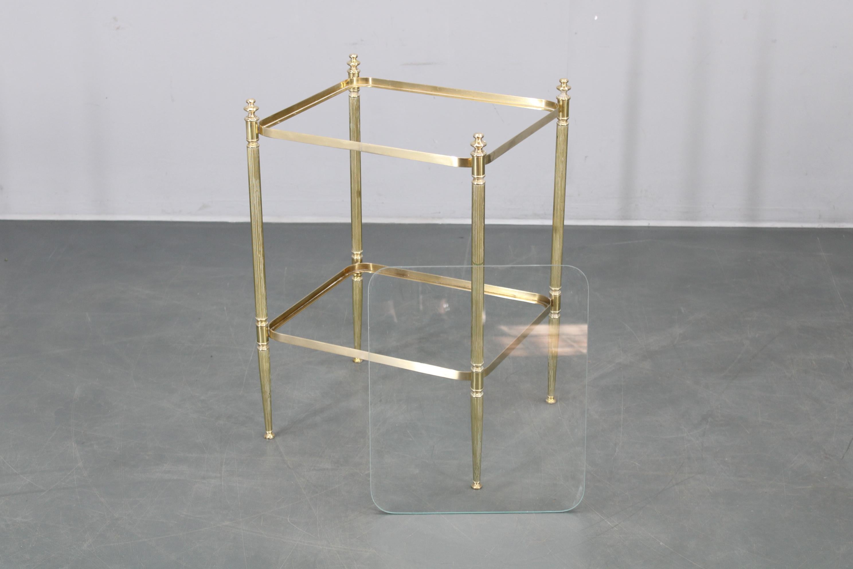 Ein Paar italienische Beistelltische aus Messing und Glas aus den 1970er Jahren im Angebot 2