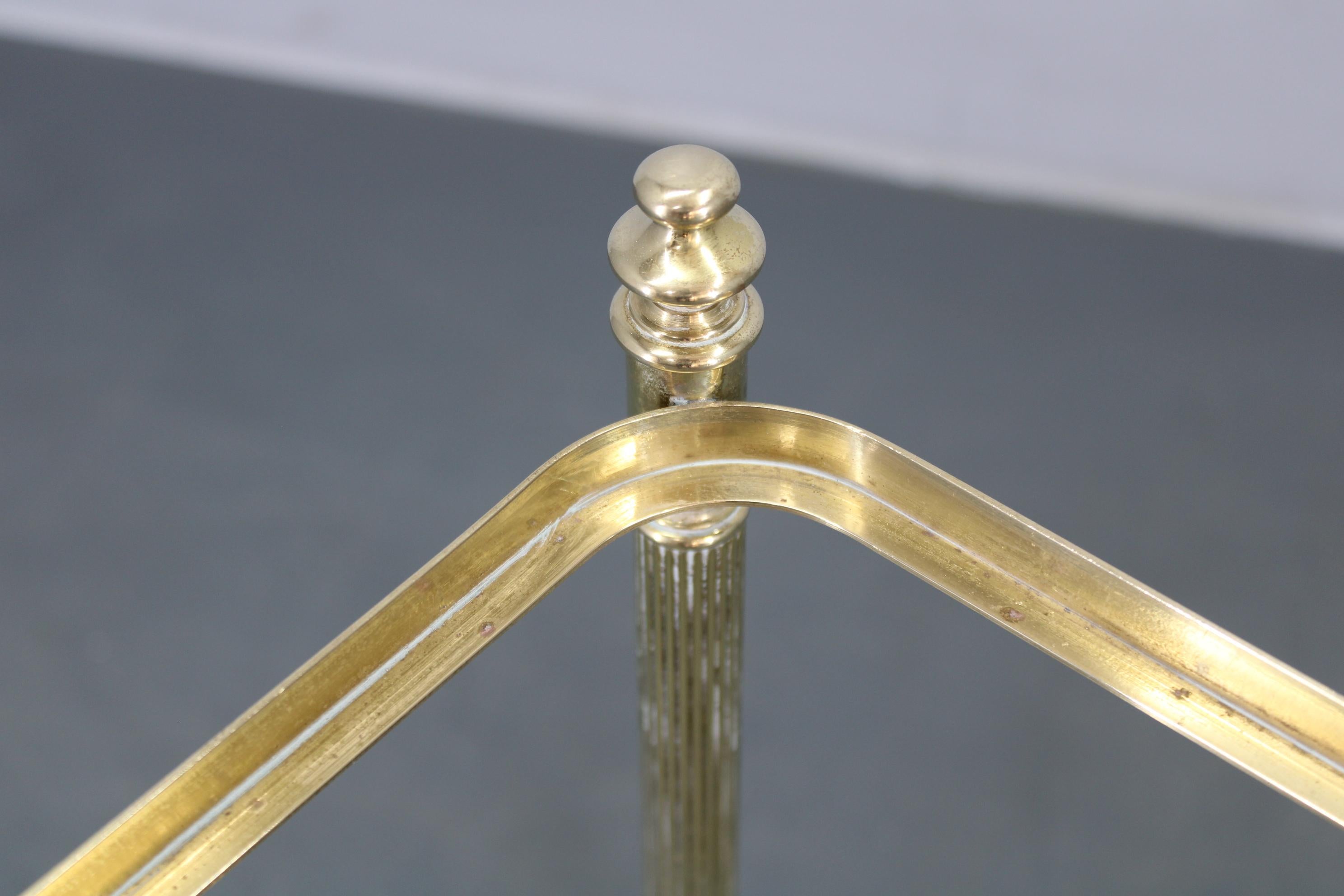 Ein Paar italienische Beistelltische aus Messing und Glas aus den 1970er Jahren im Angebot 3