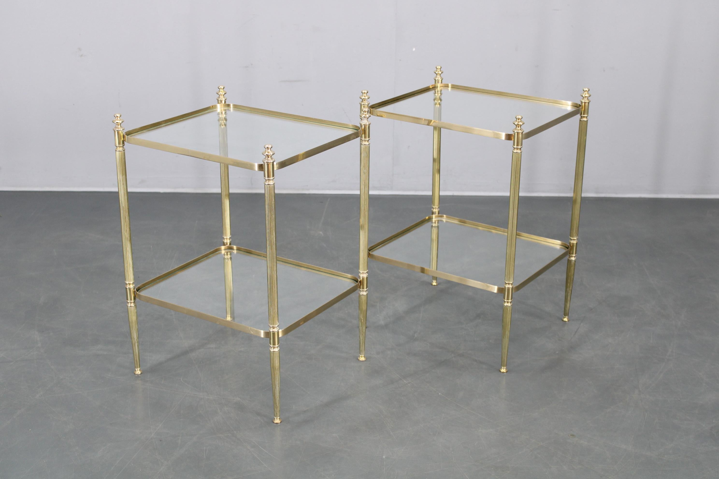 Ein Paar italienische Beistelltische aus Messing und Glas aus den 1970er Jahren