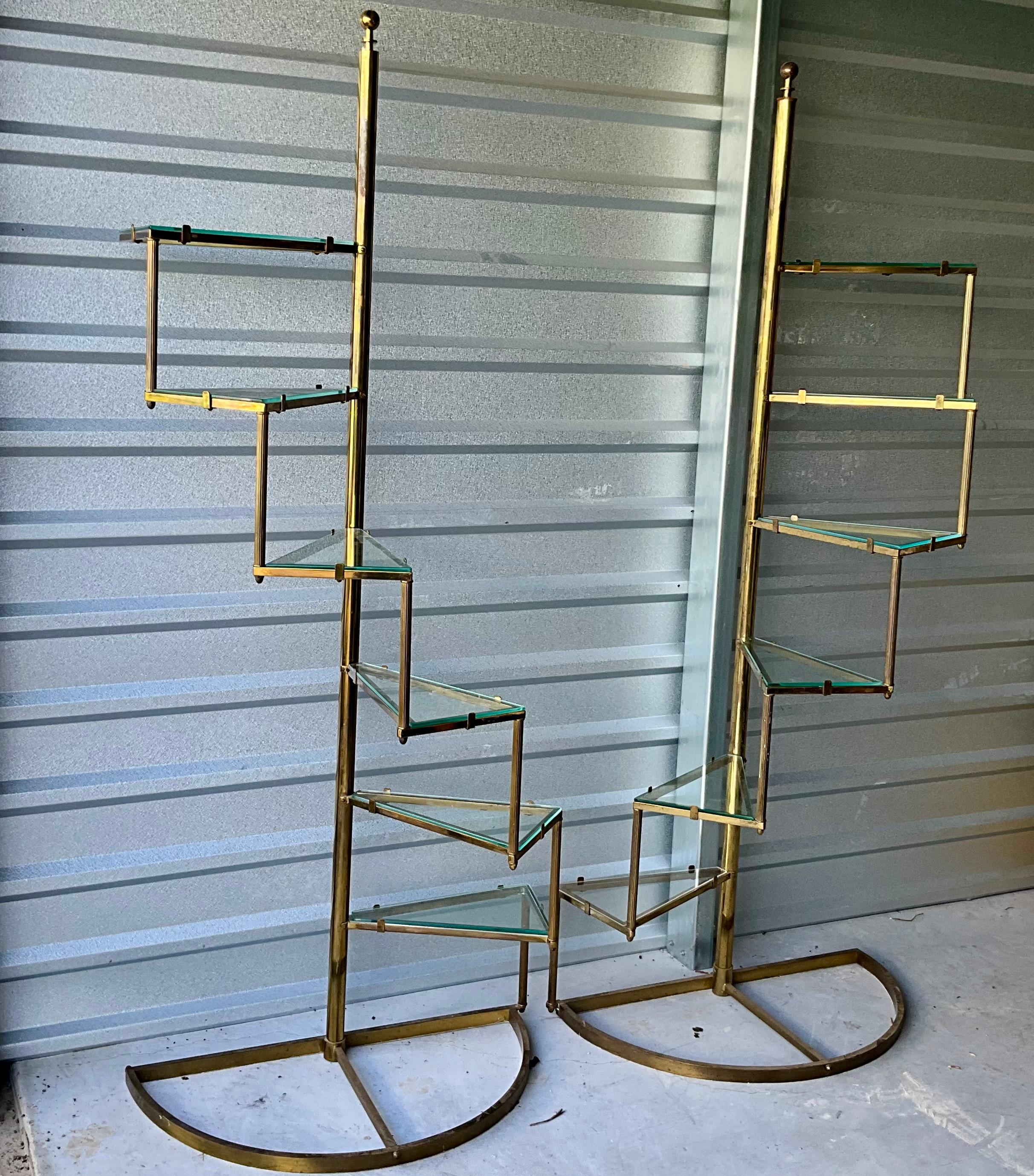 Coppia di scaffalature a spirale in ottone e vetro degli anni Settanta

Descrizione:
Elegante coppia di mensole vintage italiane degli anni '70 realizzate in ottone lucido con ripiani in vetro a gradini che salgono in una graziosa formazione a