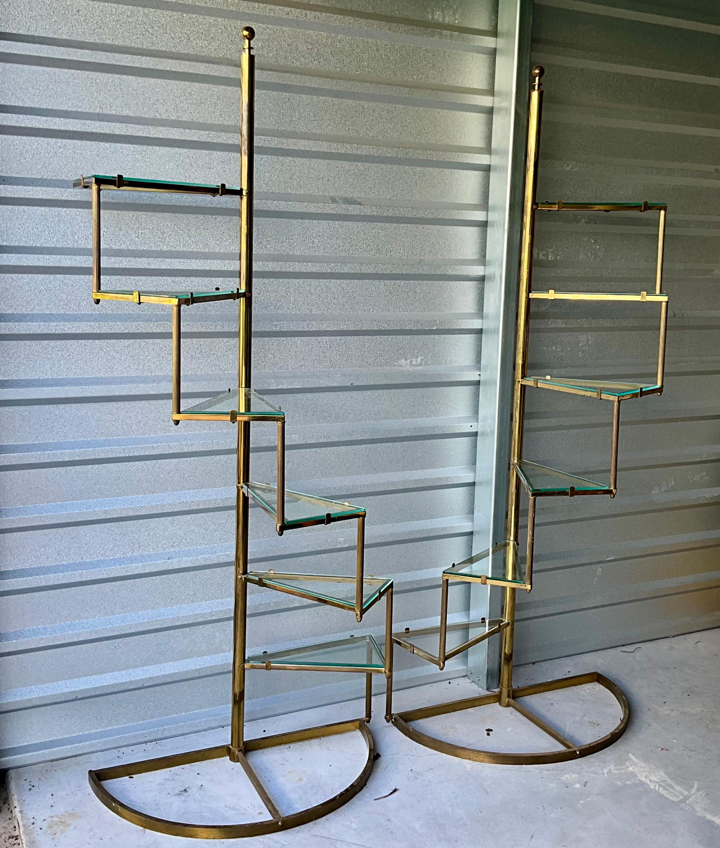 Hollywood Regency Coppia di scaffalature a spirale in ottone e vetro degli anni Settanta in vendita