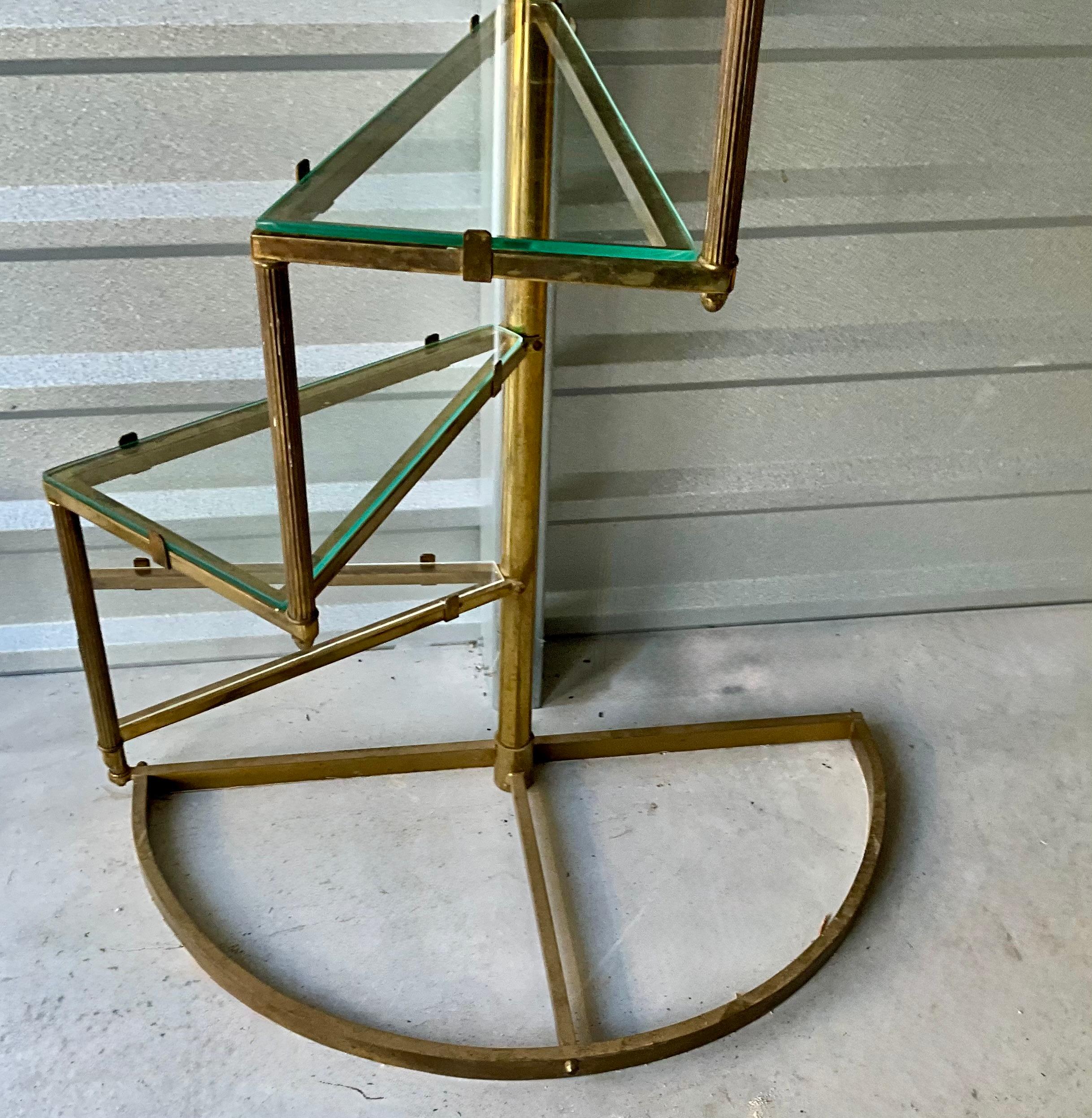 Italiano Coppia di scaffalature a spirale in ottone e vetro degli anni Settanta in vendita