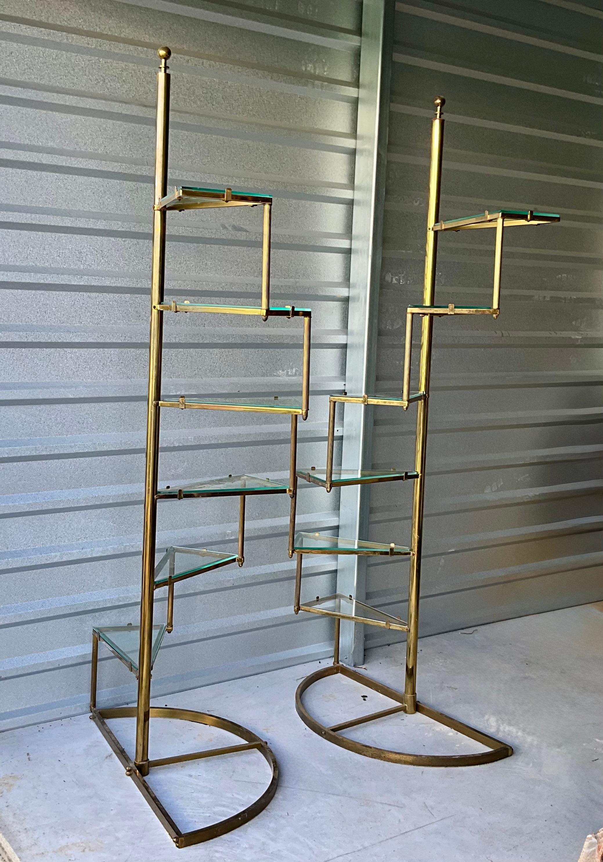 Fatto a mano Coppia di scaffalature a spirale in ottone e vetro degli anni Settanta in vendita