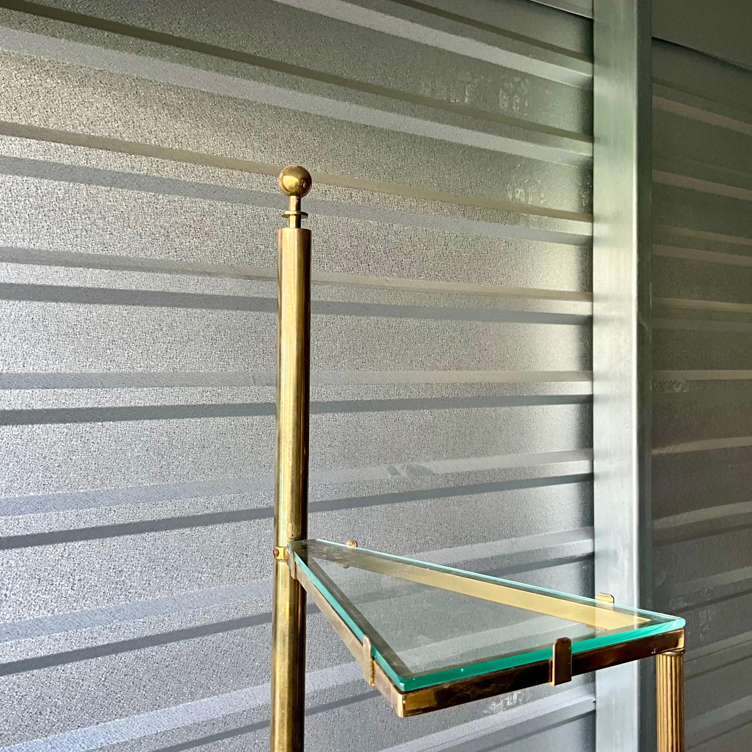 Coppia di scaffalature a spirale in ottone e vetro degli anni Settanta In condizioni buone in vendita a West Palm Beach, US