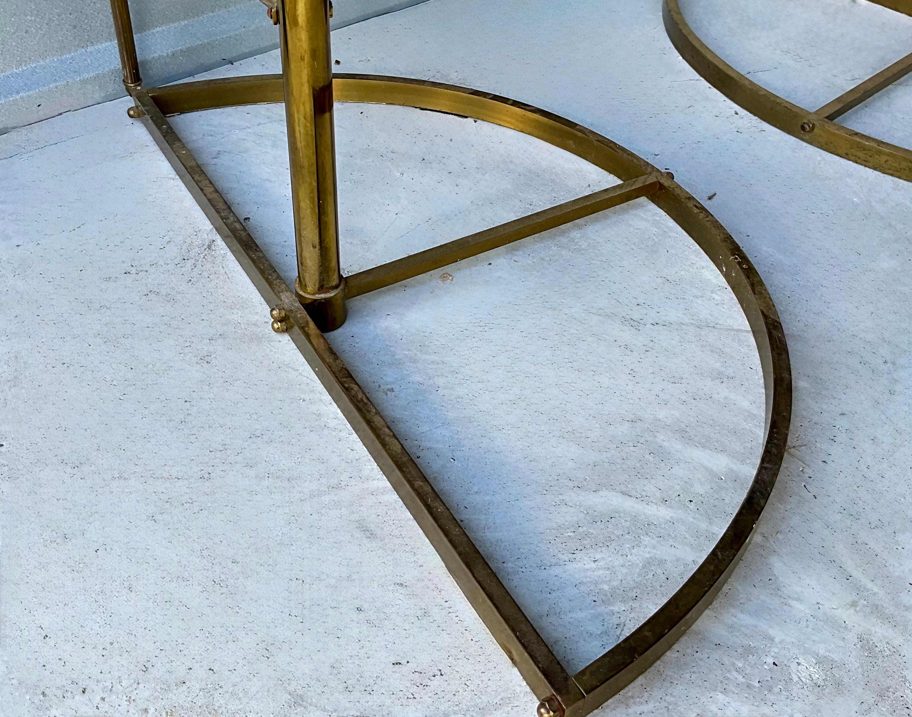 Fine XX secolo Coppia di scaffalature a spirale in ottone e vetro degli anni Settanta in vendita