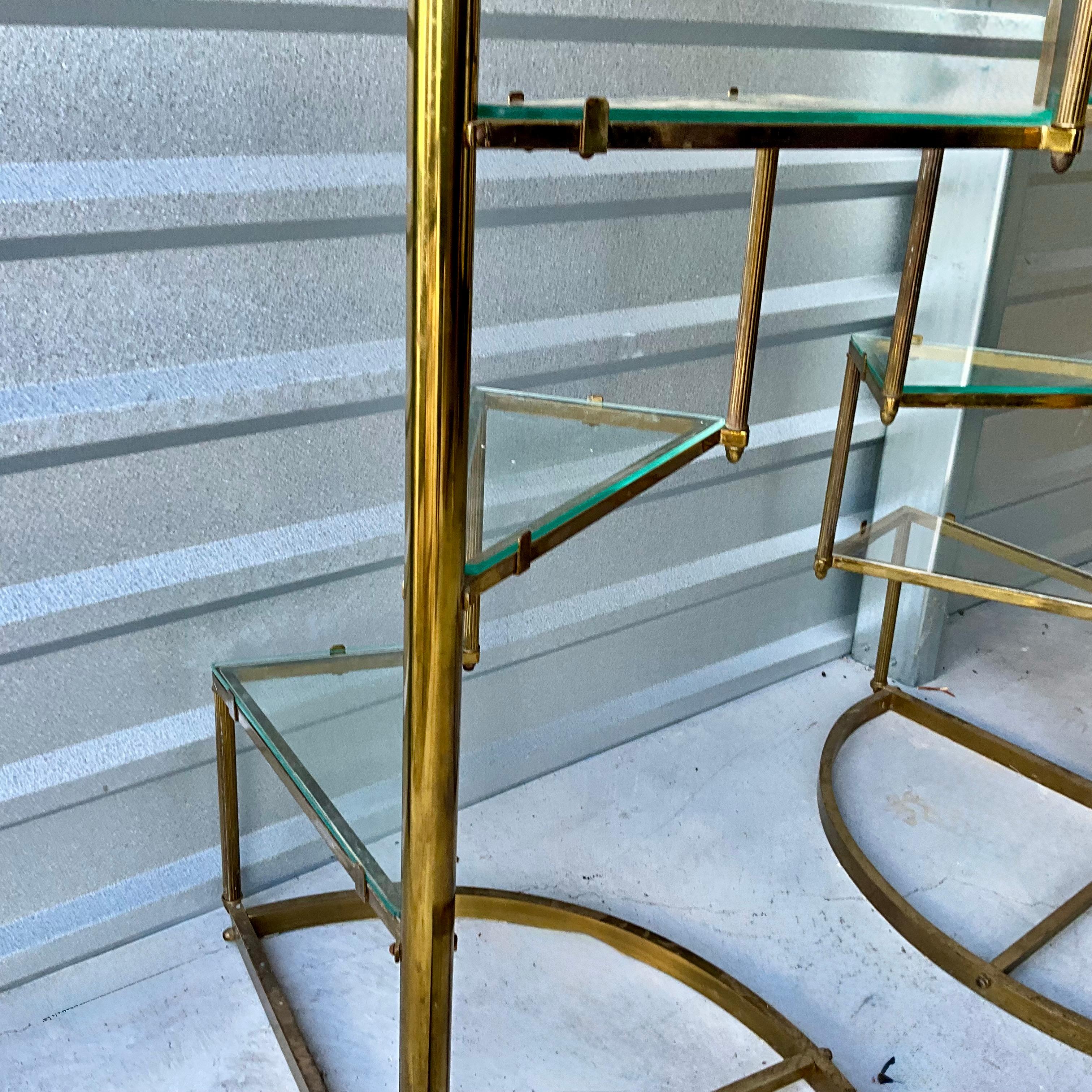 Ottone Coppia di scaffalature a spirale in ottone e vetro degli anni Settanta in vendita